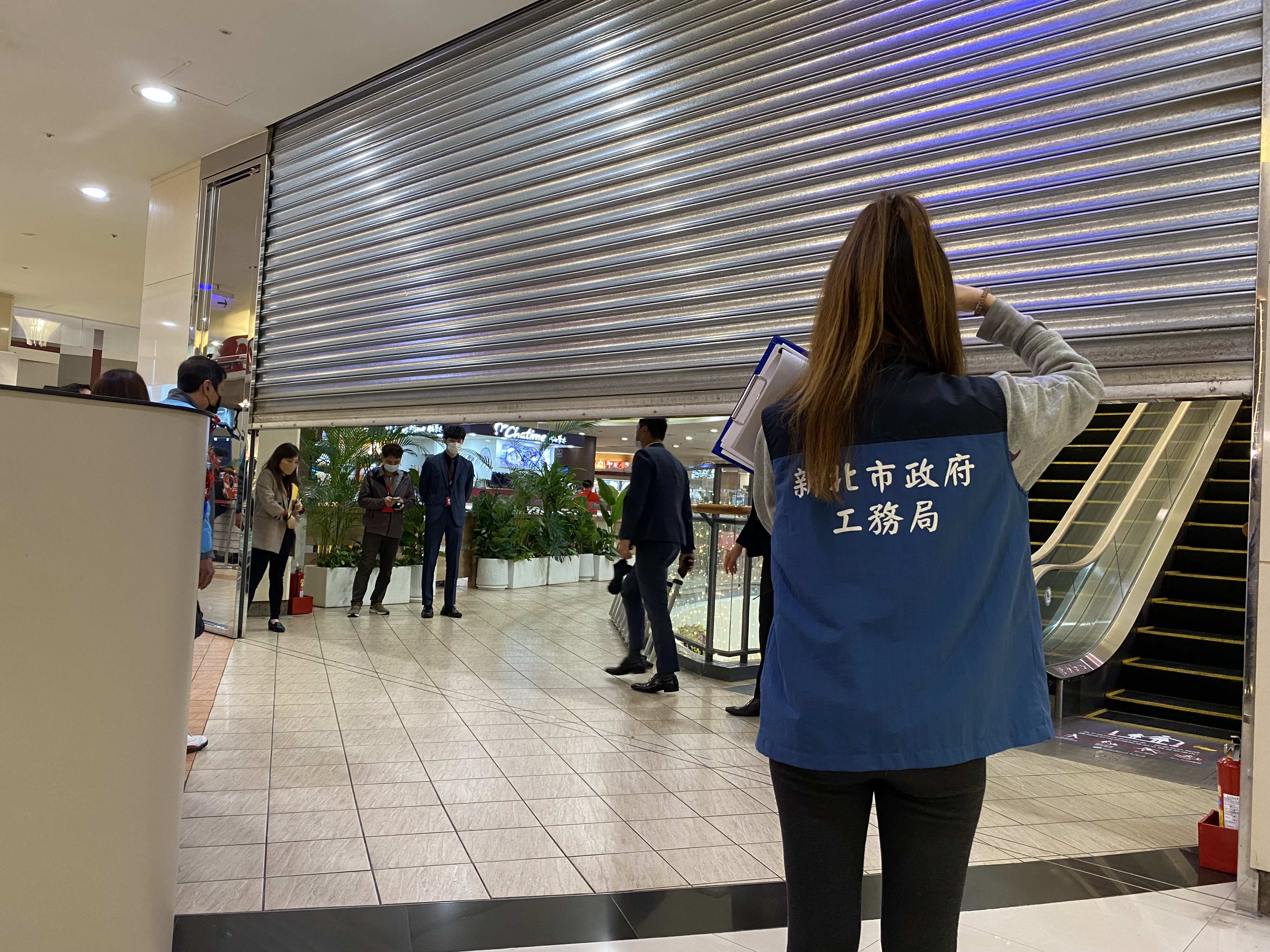 圖說：工務局每年的農曆年前及6月份暑假前都會加強公安稽查，提高這些大型消費場所公共安全，此圖為稽查項目之一的防火鐵捲門檢查。