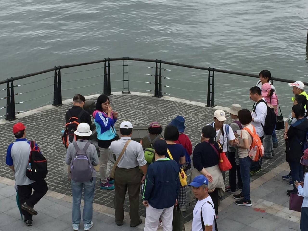 李秀治傳承親人服務理念，擔任 淡水漁人碼頭志工導覽逾20年