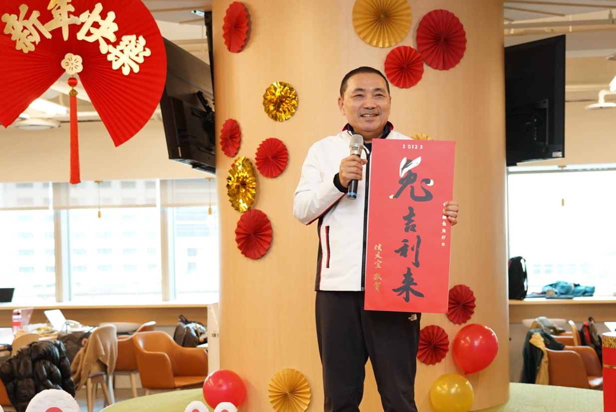 侯友宜市長分享新出爐的「兔吉利來」國臺語雙語春聯