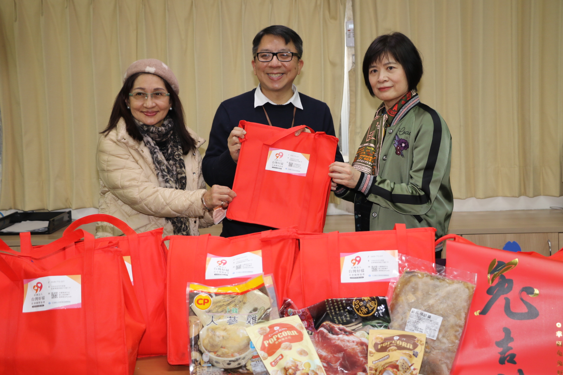 台灣好樣協會理事長張方寧（右）和常務理事張淑貞（左）代表捐500份年菜  由社會局主秘黃逢明（中）代收