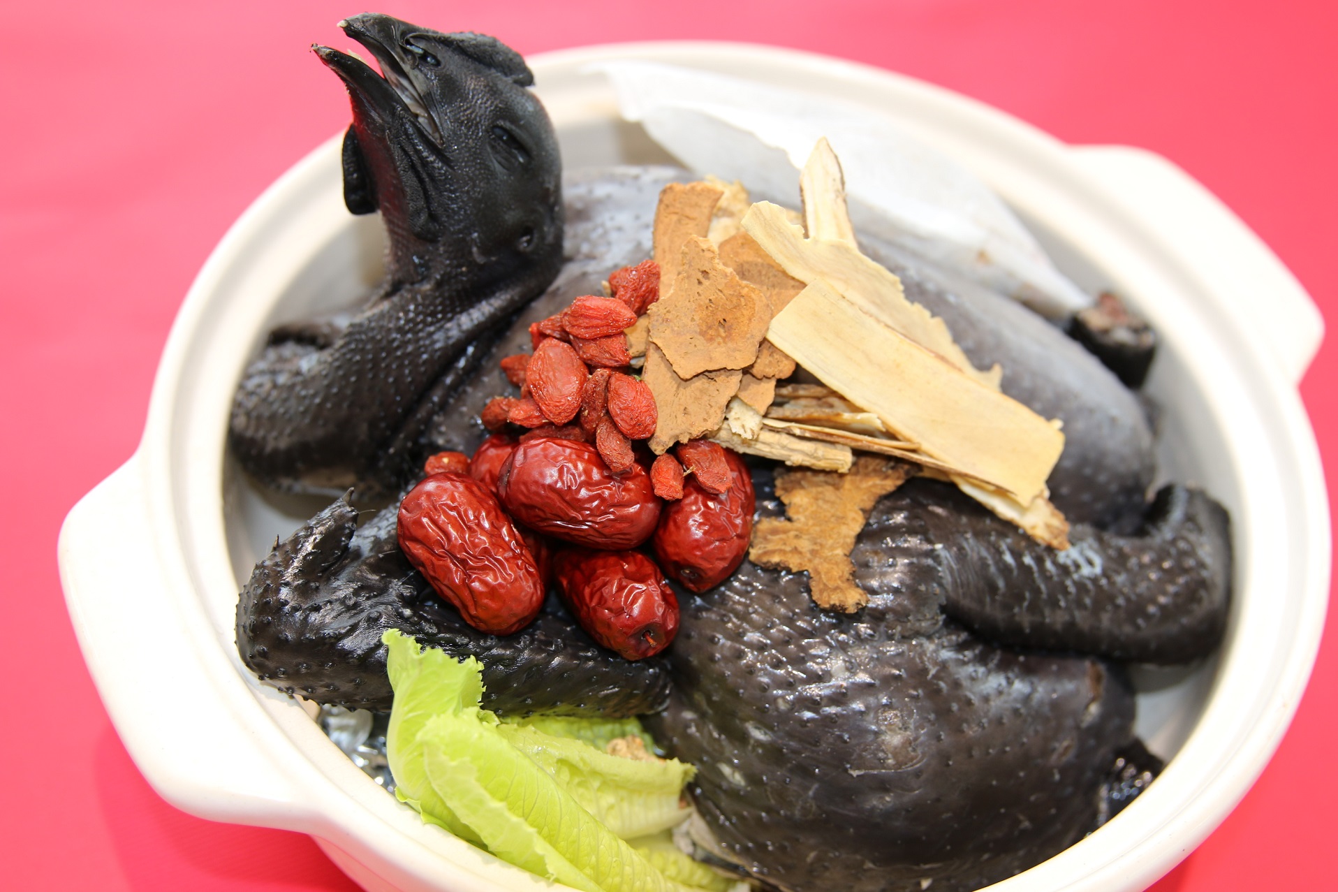 「藥膳十全烏雞湯」(淡水區漁會提供)