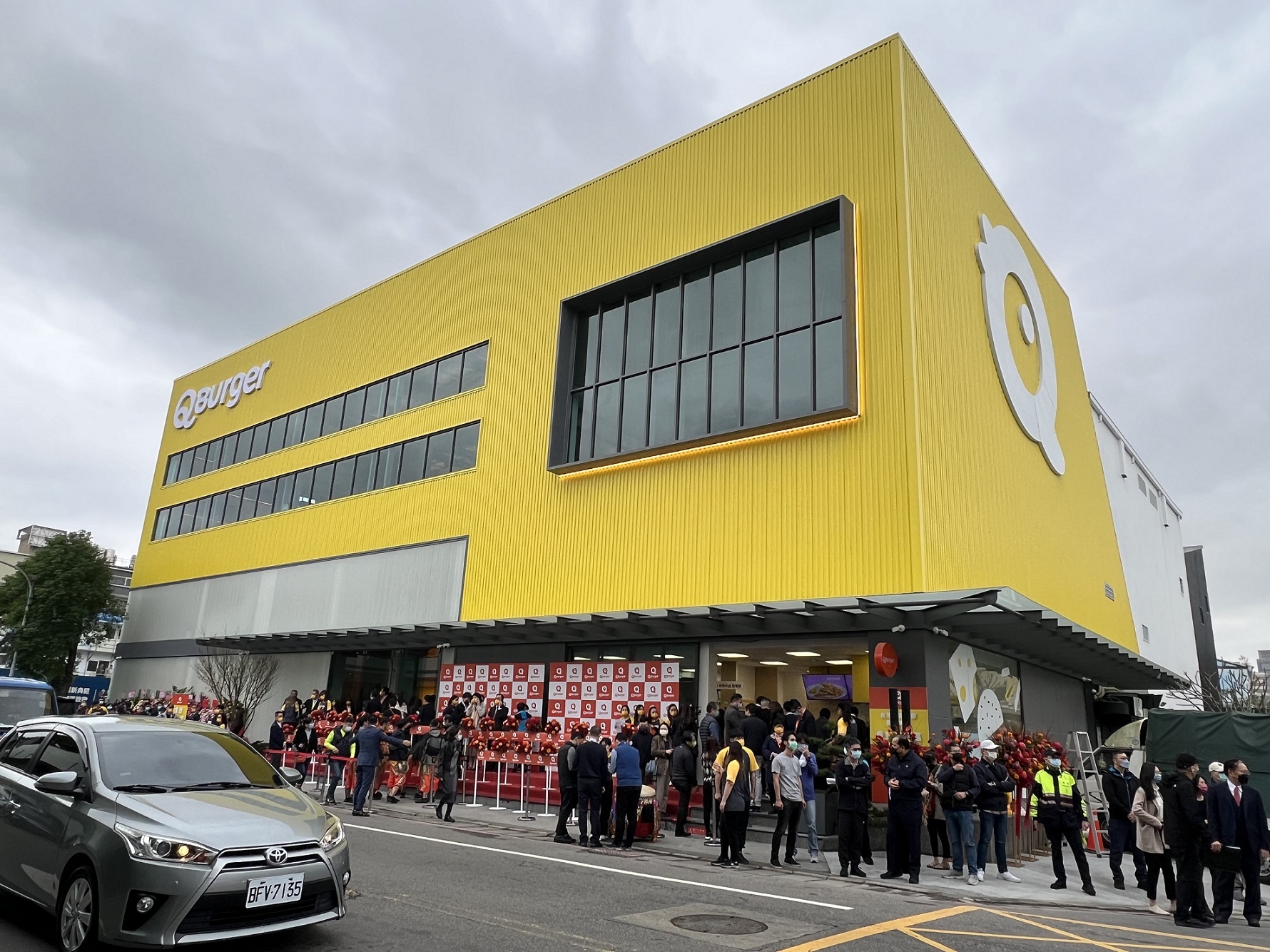 新北在地連鎖早餐品牌饗樂餐飲(Q Burger)斥資12億元，在三重購置1100坪土地打台灣營運總部，導入數位智慧化管理系統，提升營運效率
