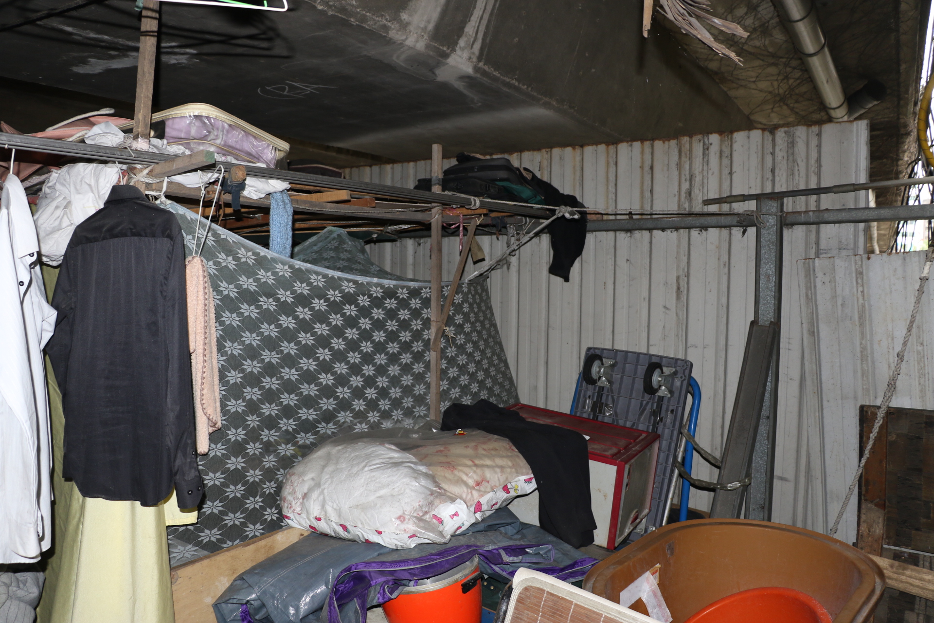 街友窩居在重新橋下與堤防間空間   市府將進行安置與清理