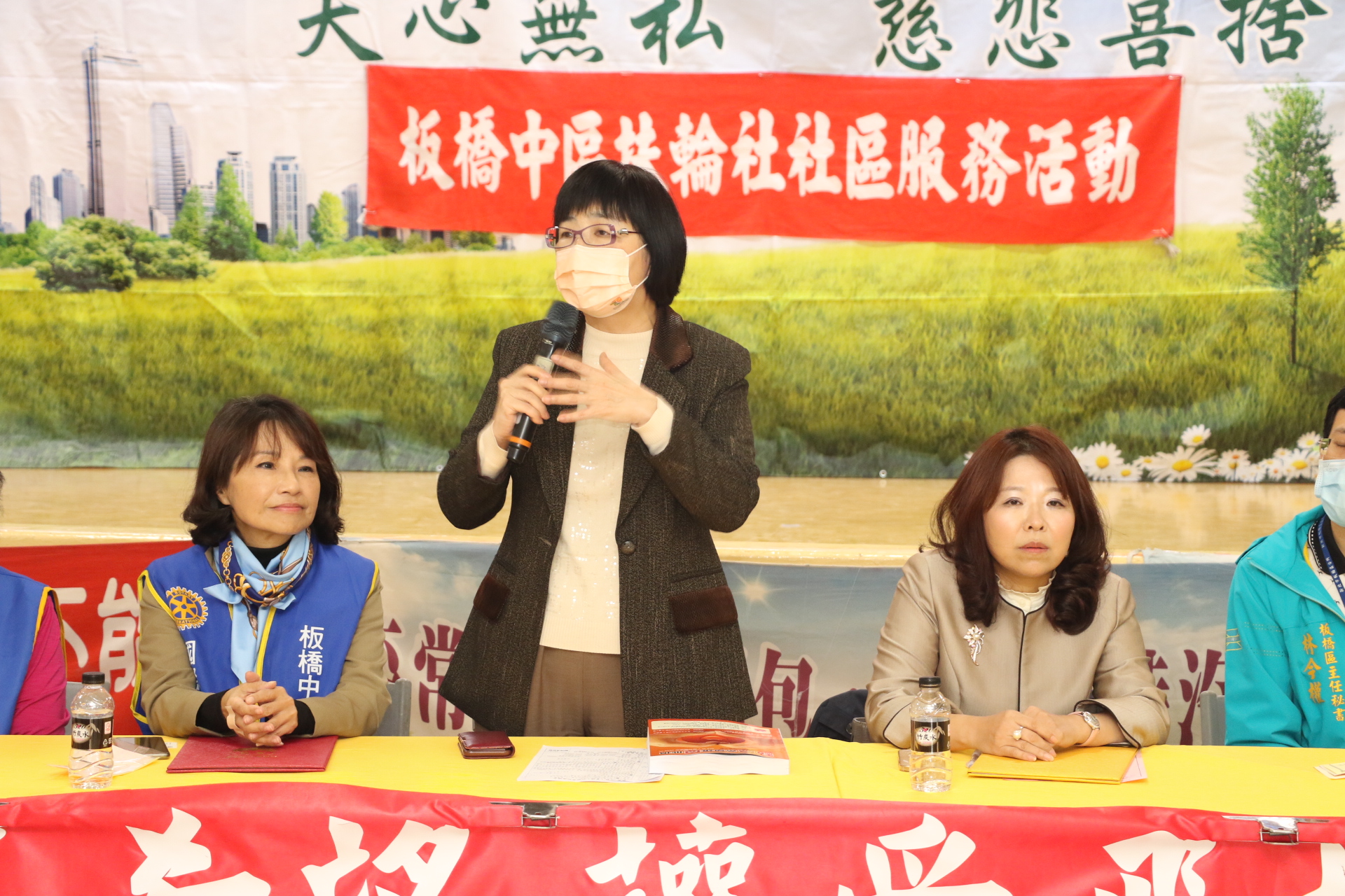 社會局長張錦麗代表侯友宜市長到場感謝功德會持續9年行善新北並擴及全台