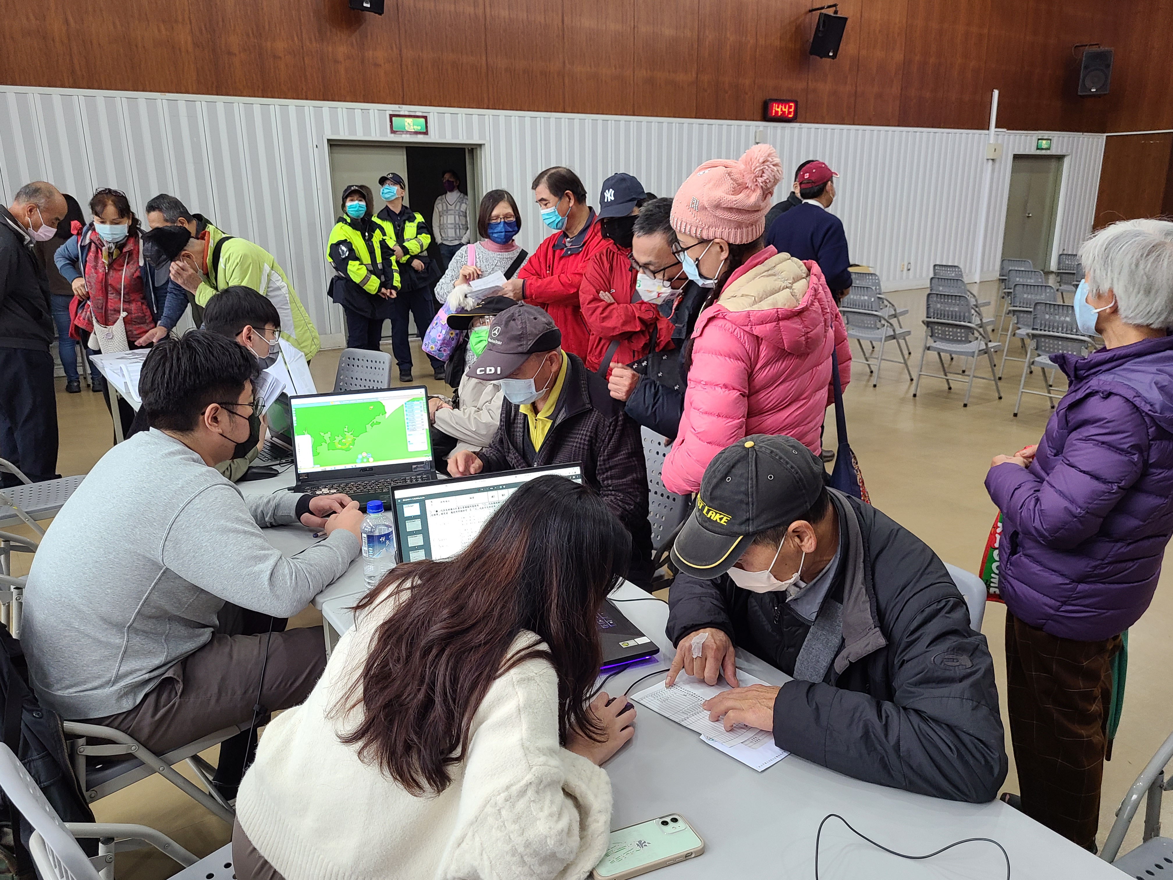 地政局在公聽會場提供諮詢，可立即為民眾查詢其私有土地相關資訊。