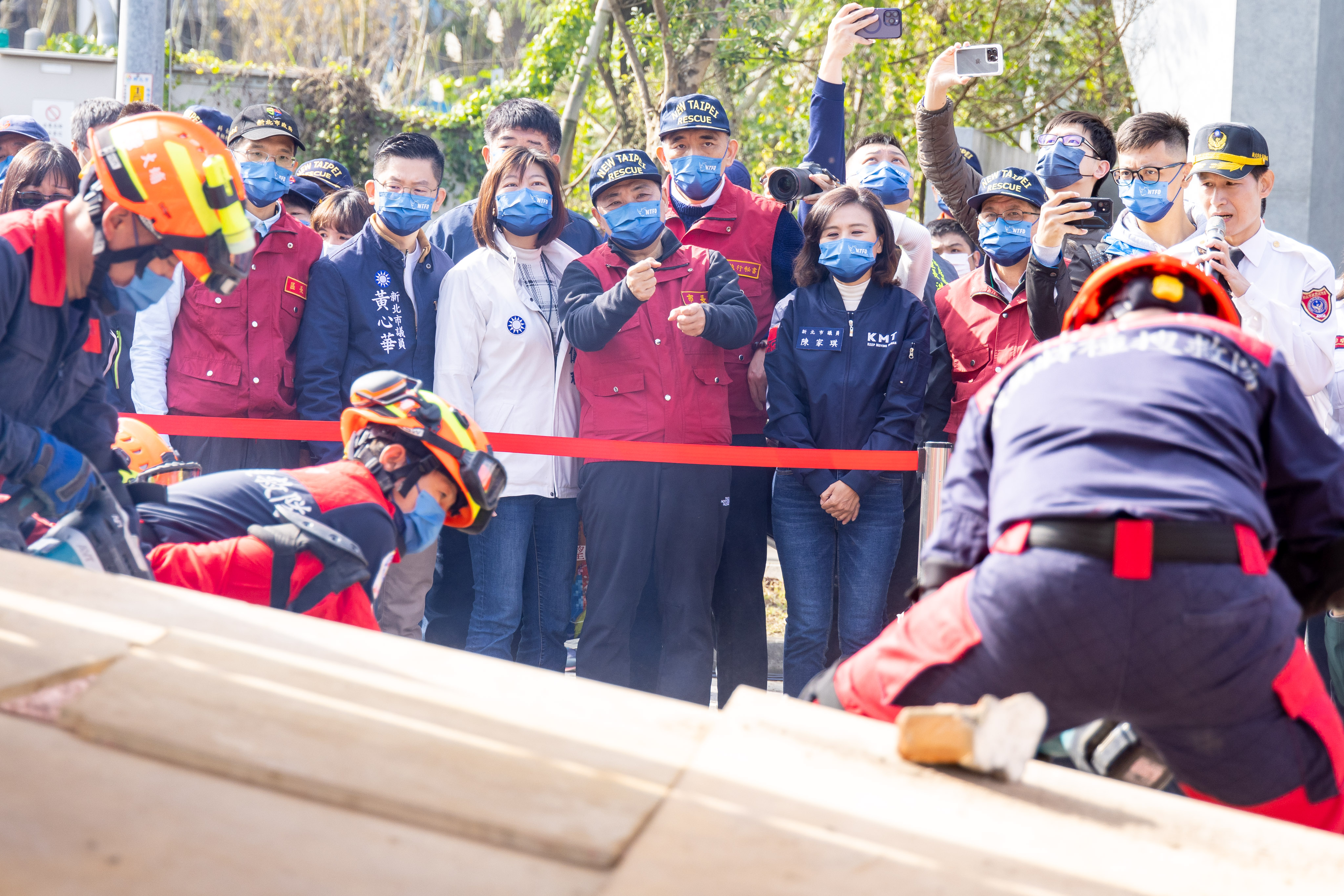 新北市救災能量展示，侯友宜市長視察救援隊搶救演練