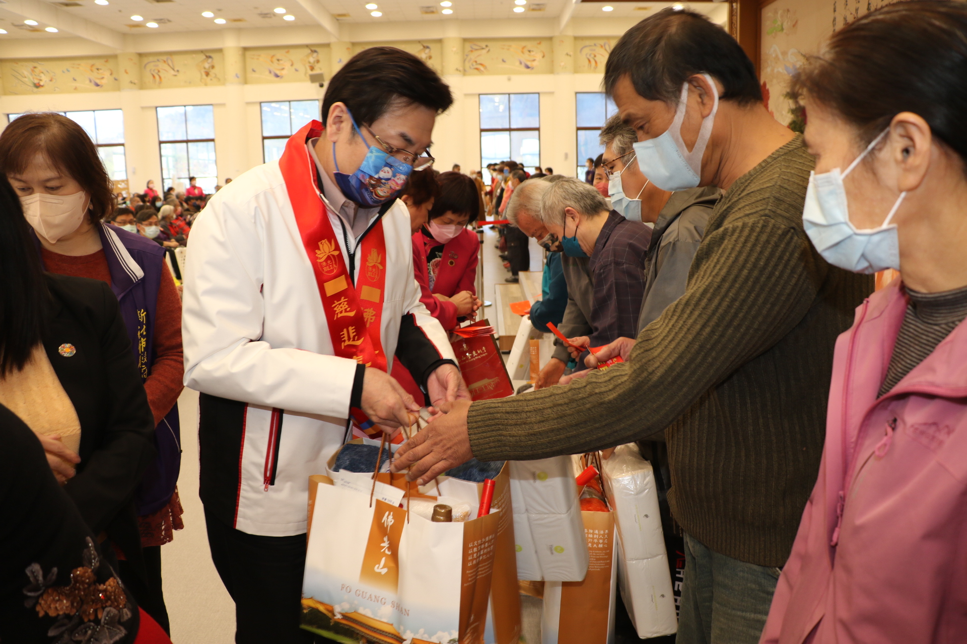 新北市副市長劉和然代表致贈福田金及福袋給福田戶