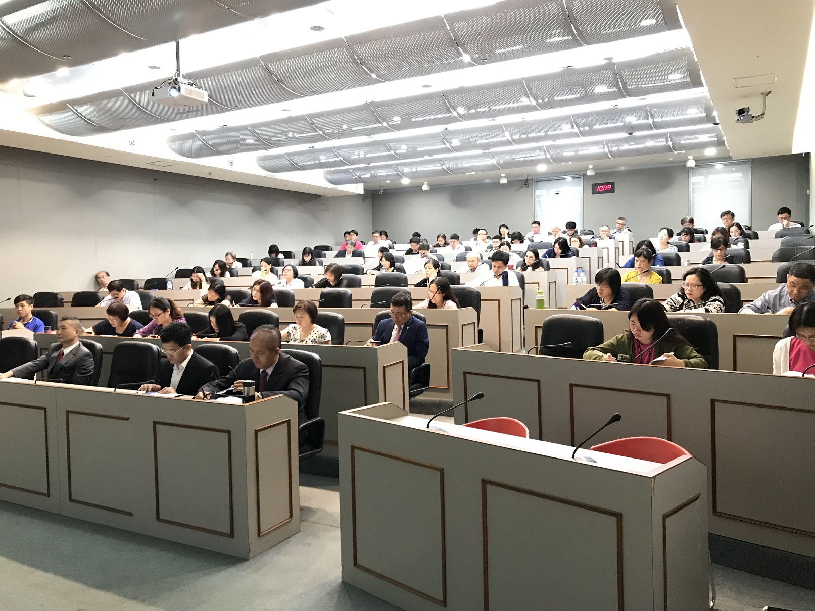 經發局為加強年輕人對於創業、稅務以及法務上的知識，火速推出相關課程，協助年輕人在成為「老闆」之前可以先了解有哪些應承擔的權利義務以及風險