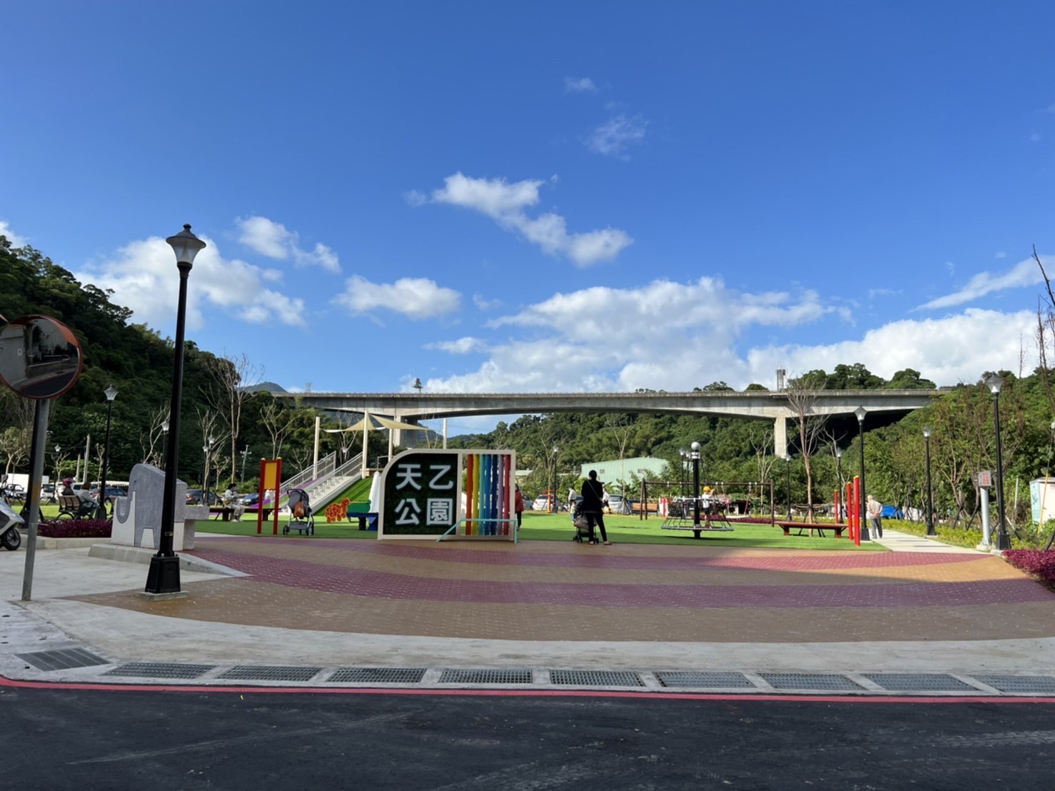 五股天乙公園改善前，長期被民眾占用當停車場租出獲利，經養工處排除占用後，去年搖身一變共融式遊戲場