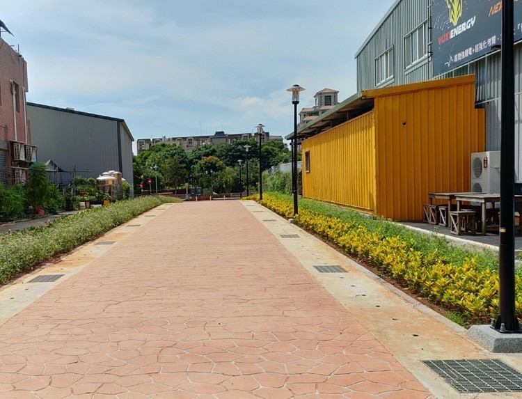 林口文化北路改善前，雜草叢生且長期遭汽車占用，經養工處於110年開闢為綠美化步道，方便行人通行。