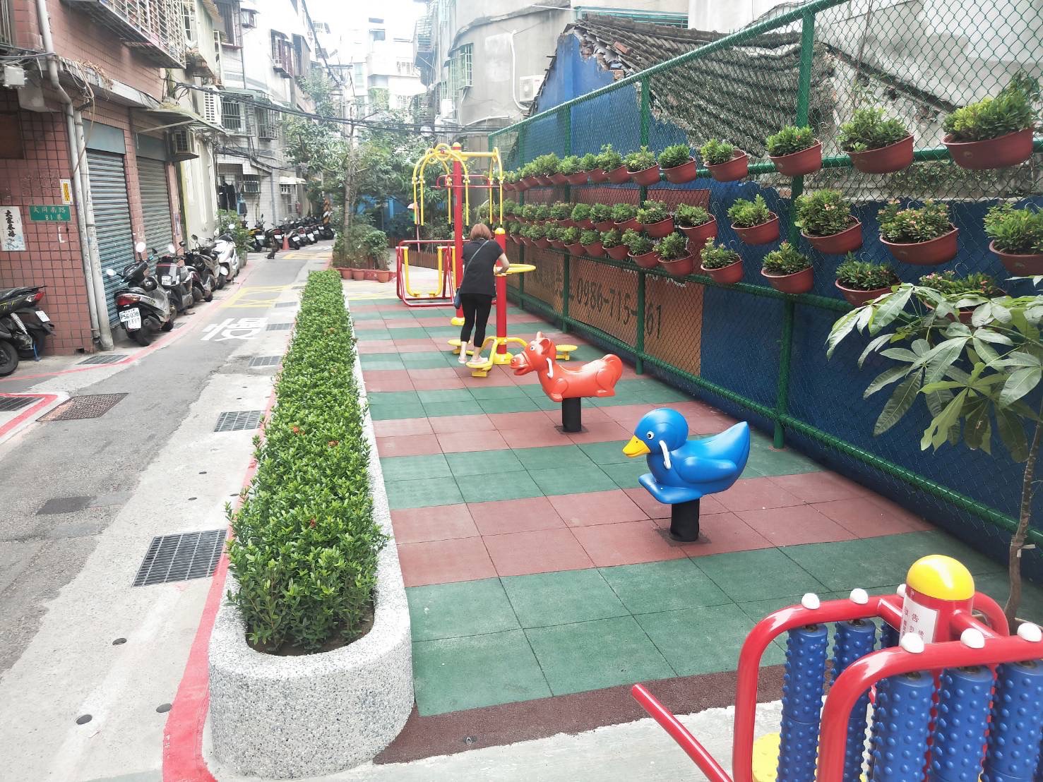 三重光興街旁國有地空地閒置雜亂，經養工處及區公所的努力，開闢為巷弄間的小公園。