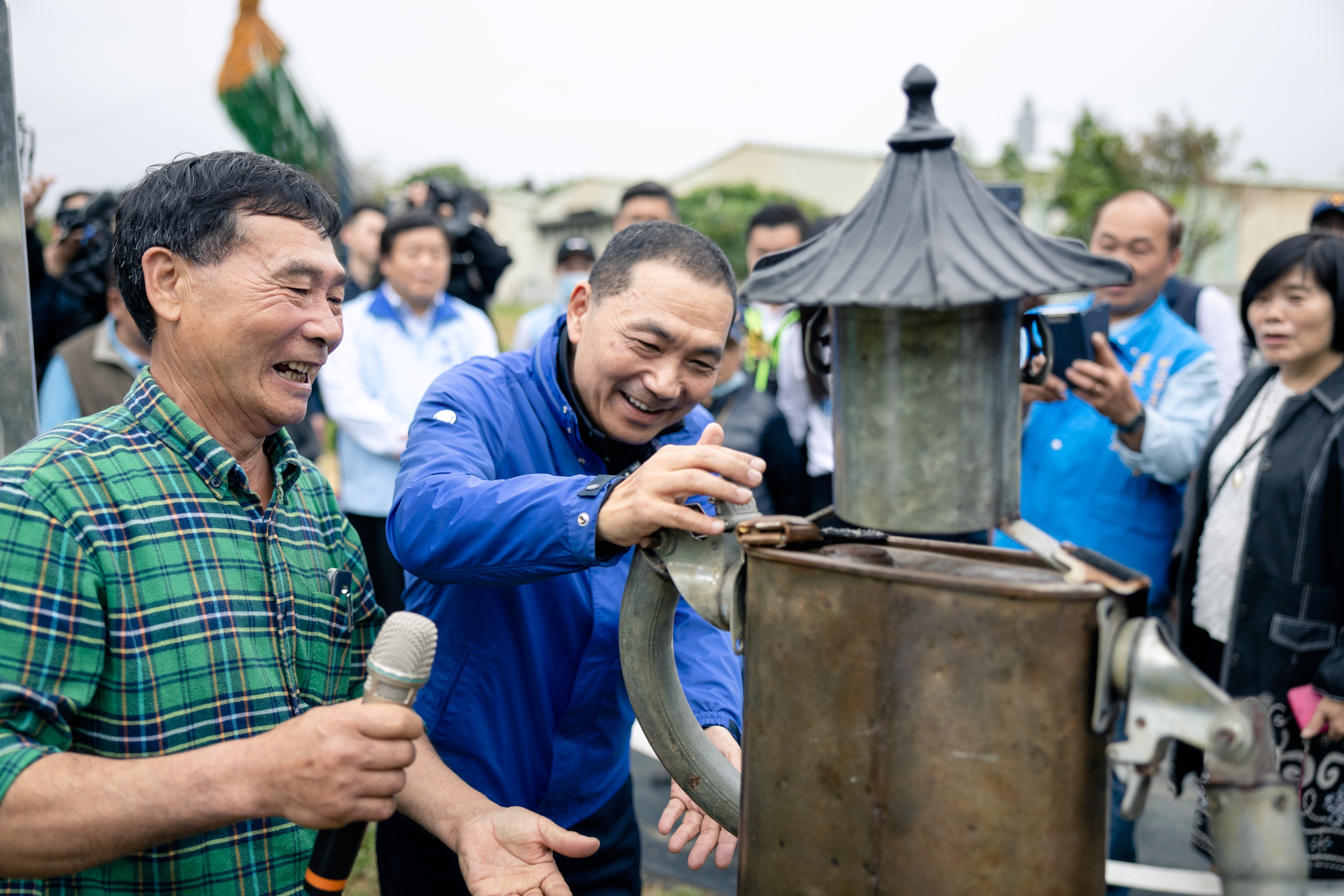 2.侯市長視察五股夏綠地_與藝術家鄭炳和先生(左)打造的鐵雕造景