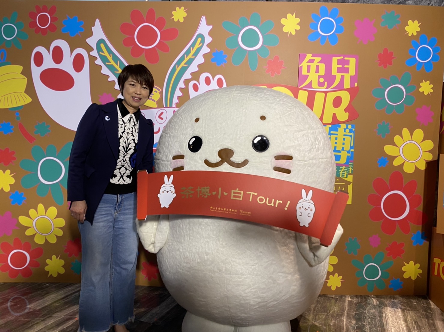 新北市文化局局長龔雅雯與超萌海豹小白一同合影
