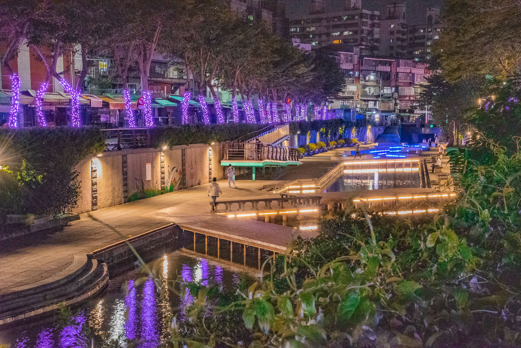 中港大排夜晚充滿浪漫氛圍