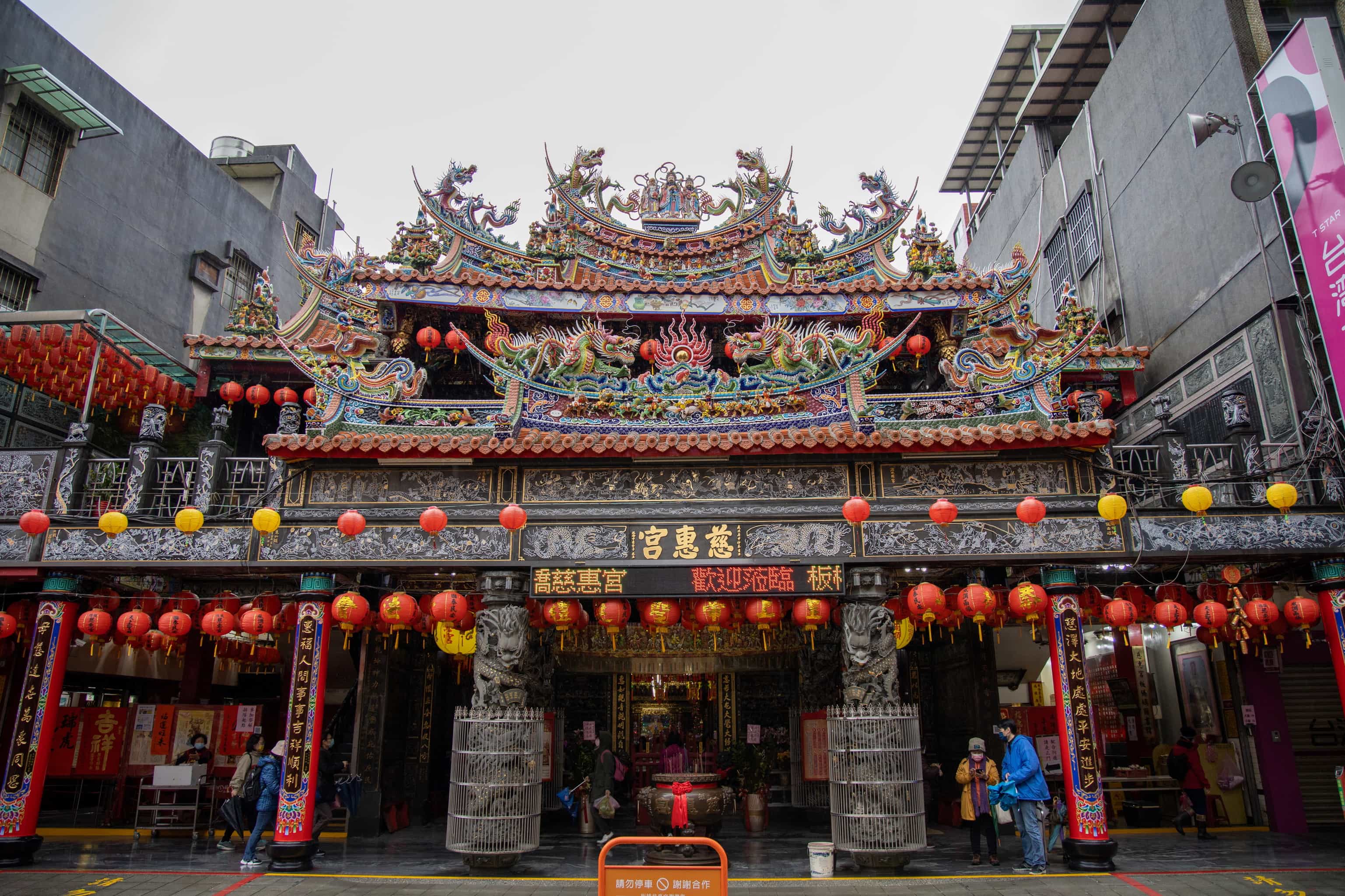 板橋慈惠宮香火鼎盛，是相當知名的媽祖廟，寺廟內外採用剪黏、雕刻、彩繪作為裝飾，相當華麗精緻