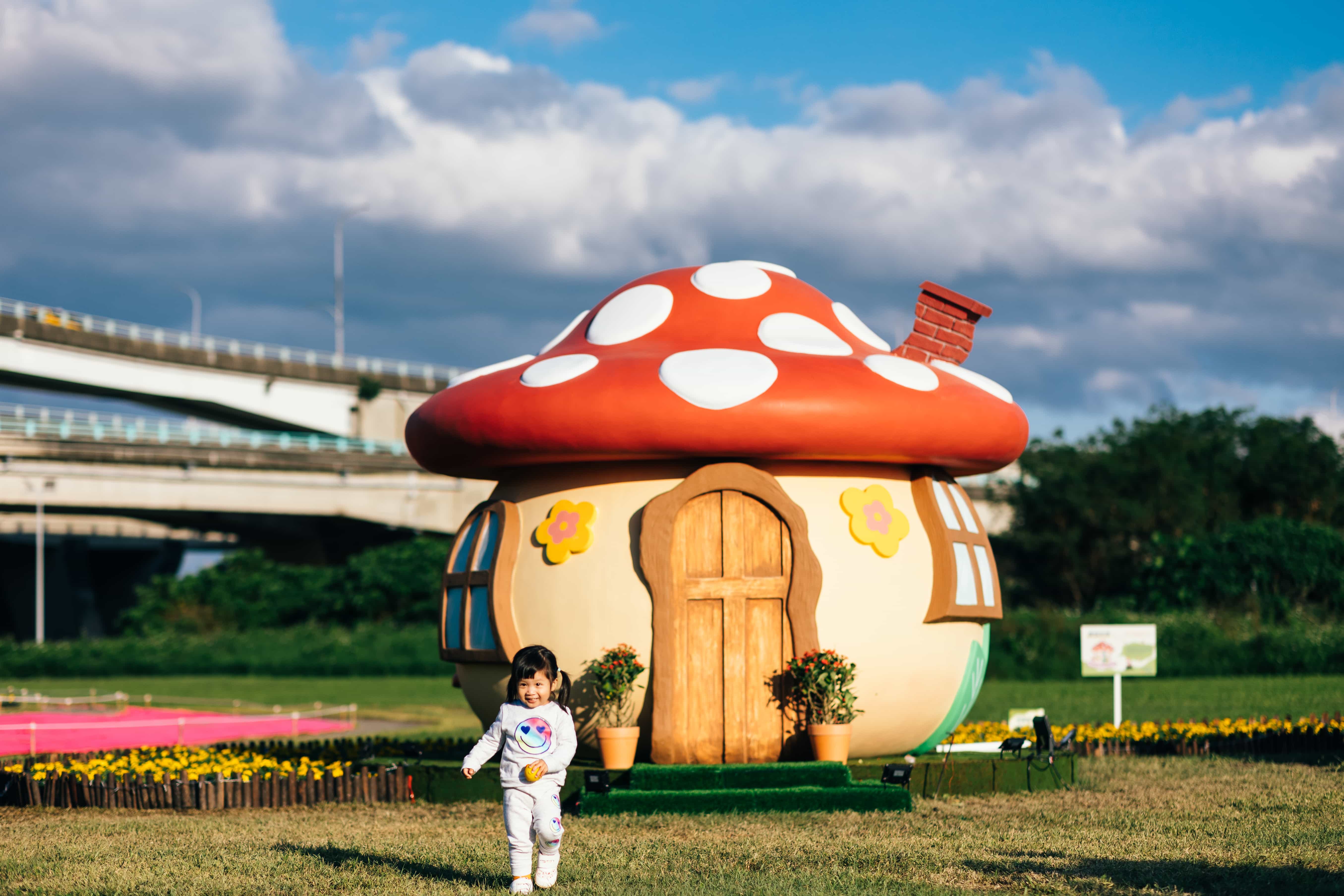 位於三重中興橋下的「鴨鴨地景藝術展」展期至1月29日，非常適合帶家中寶貝前往放電