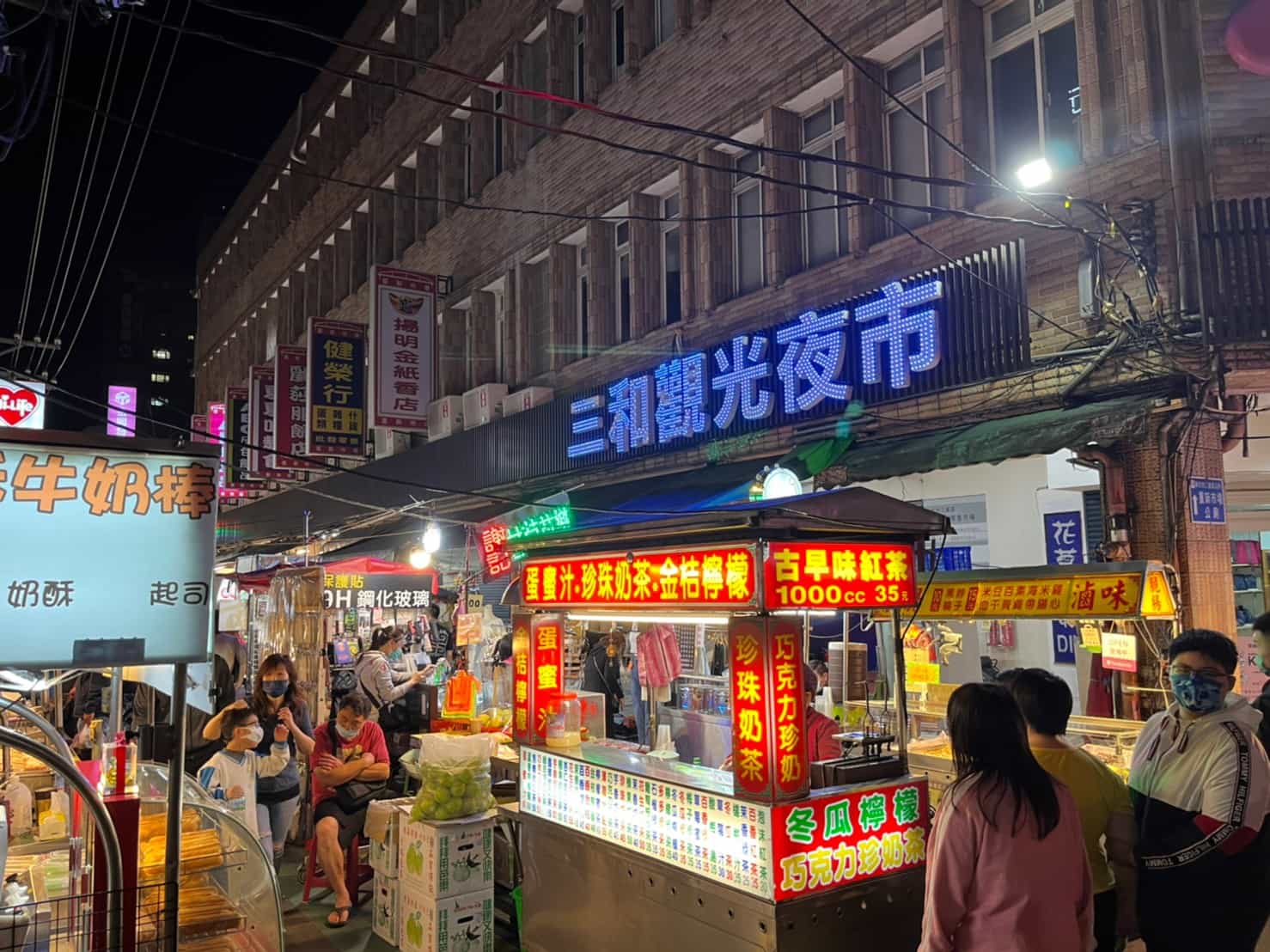 熱鬧的三和夜市有許多老字號美食，是當地人從小吃到大的經典滋味！