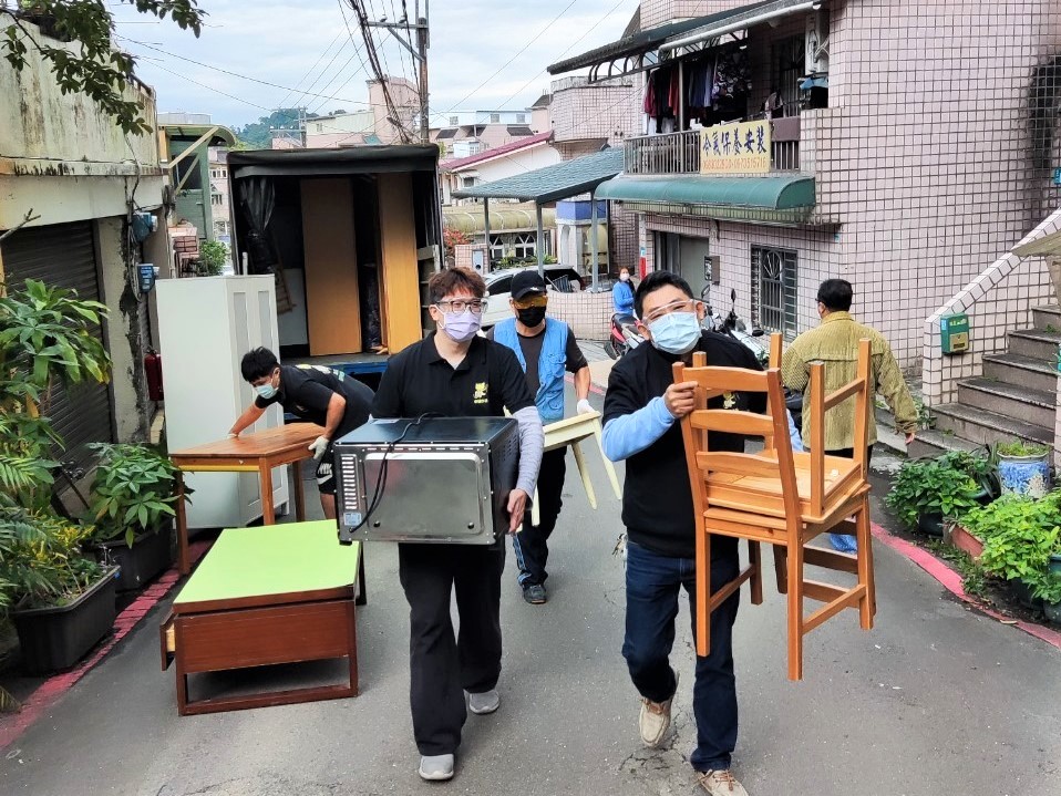 1.幸福小站團隊將二手物資搬運至媒合的家庭