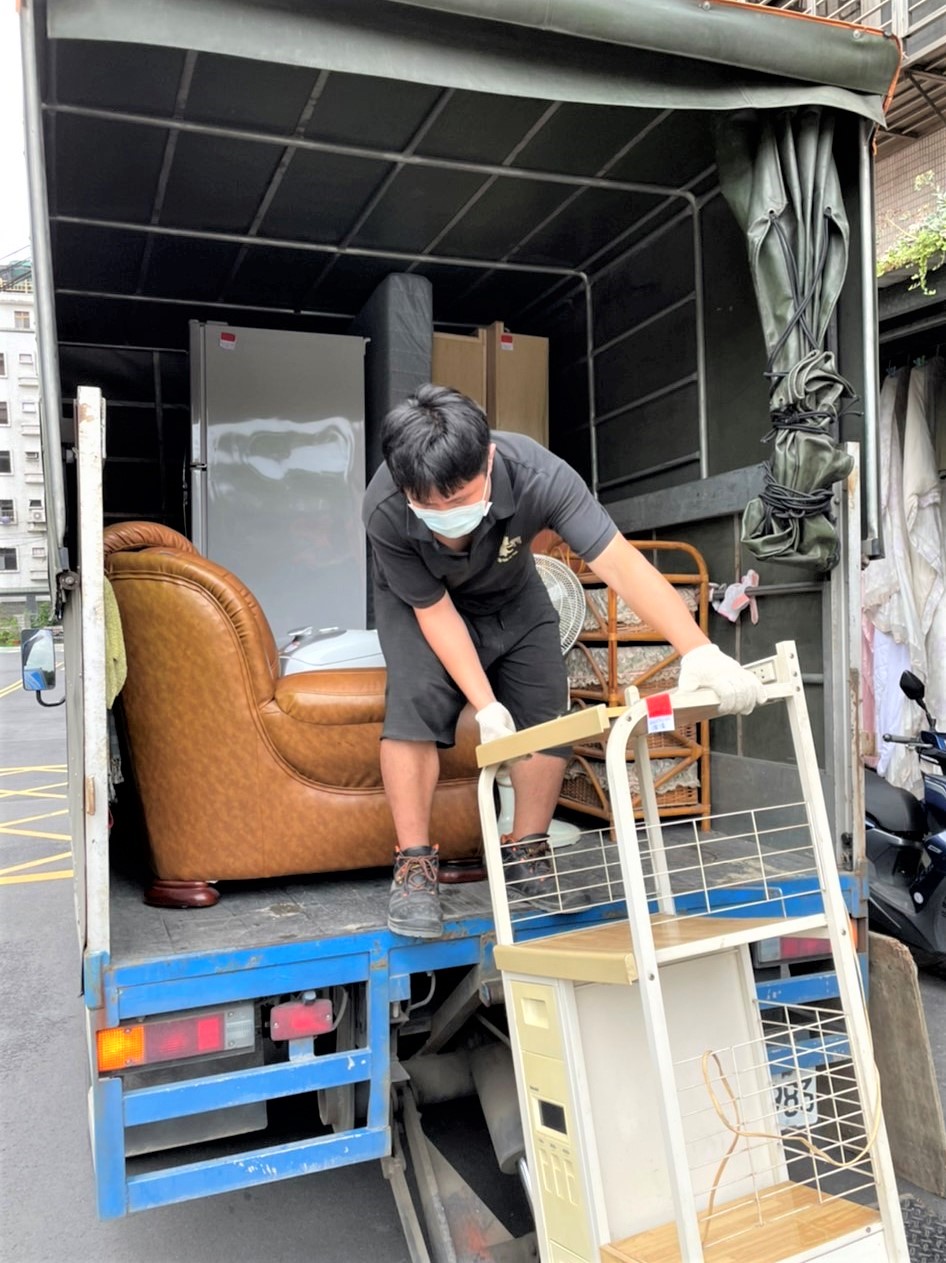 2.幸福小站團隊搬運二手家具及家電