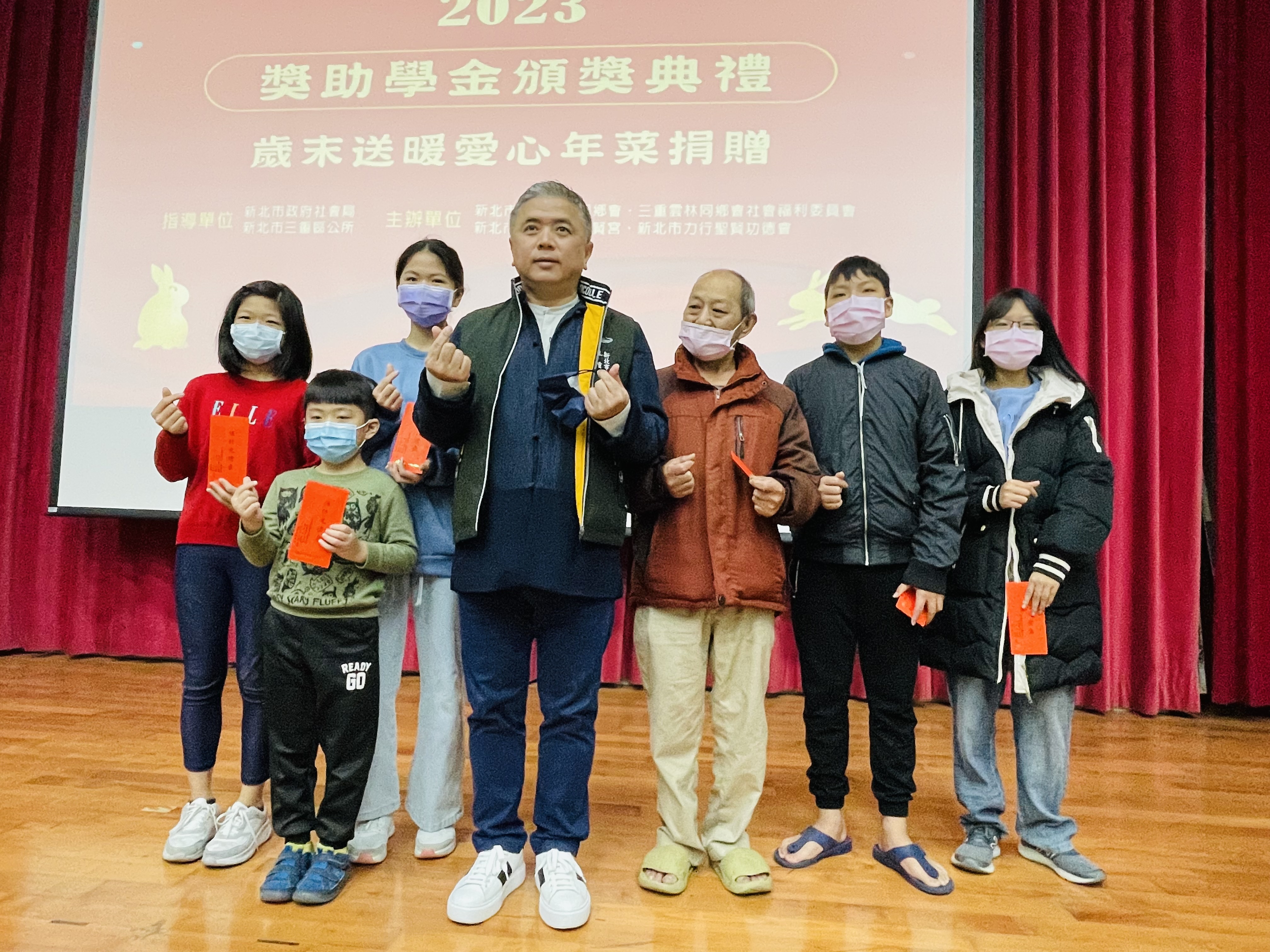 此次發送助學金，18歲以下計有52位學子受惠，每位皆可領5000元獎助學金。