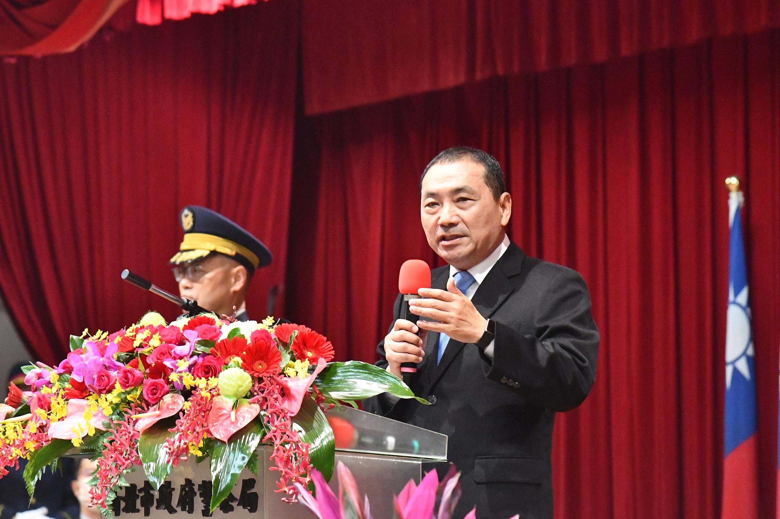 市長侯友宜主持布達儀式，感謝黃宗仁前局長兩年來的辛苦付出，期勉新上任的廖訓誠局長扛起重任