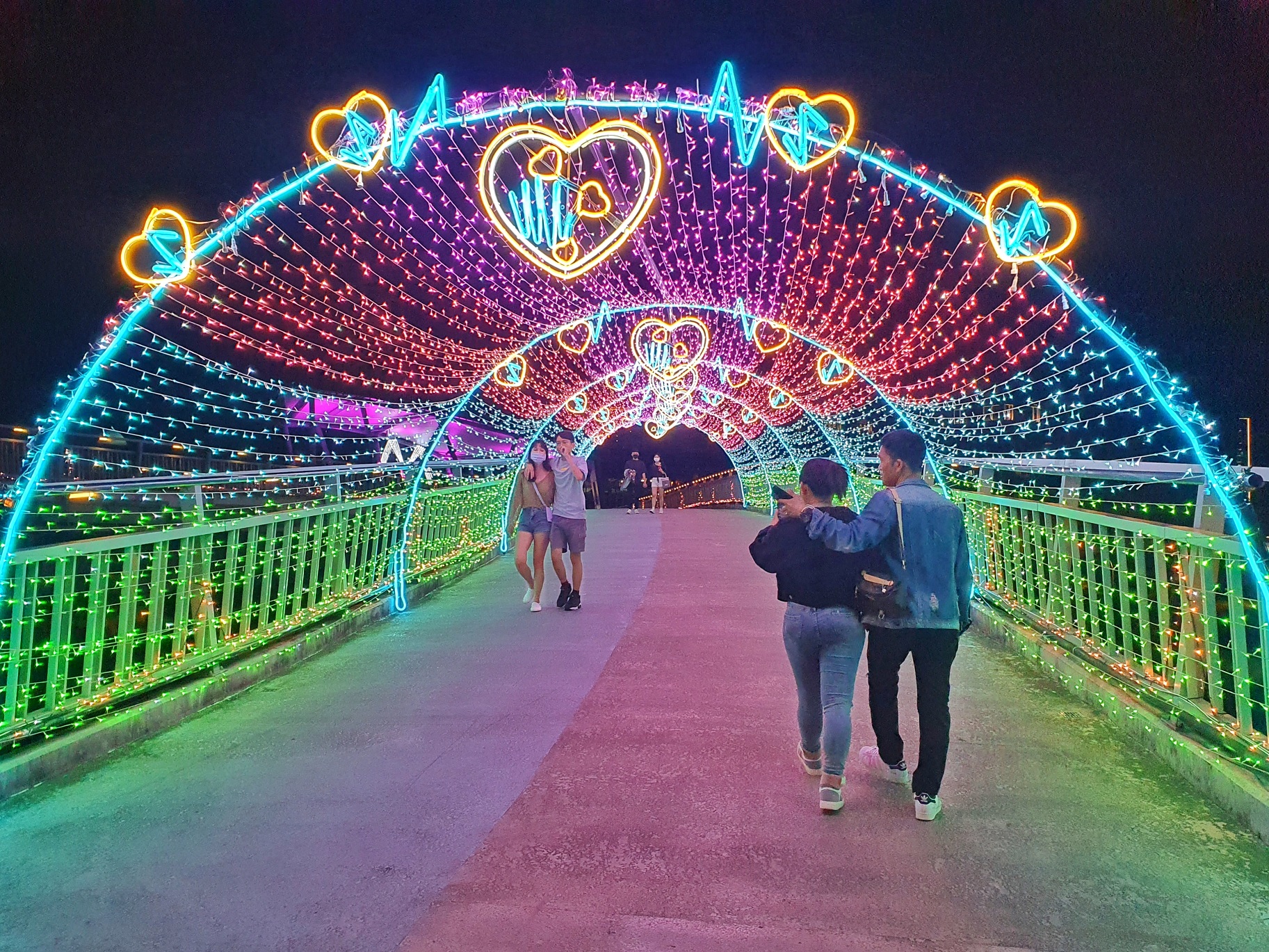 穿越辰光橋上悸動心跳隧道，象徵愛情長長久久