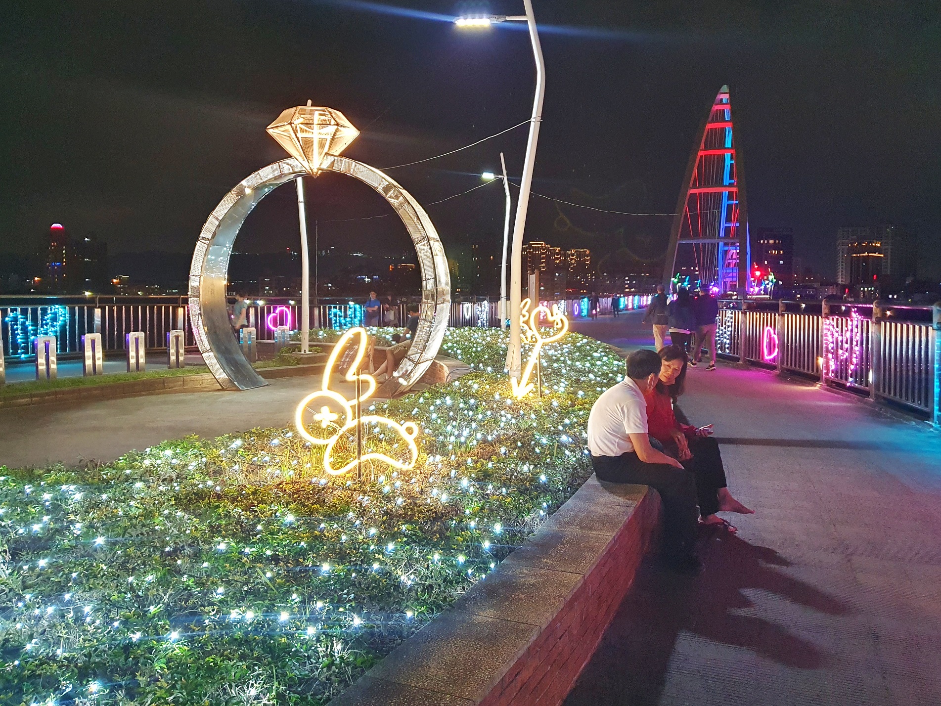 新月橋俏皮祥兔帶著愛心穿越燈海，為旅程注入滿滿幸福 (2)