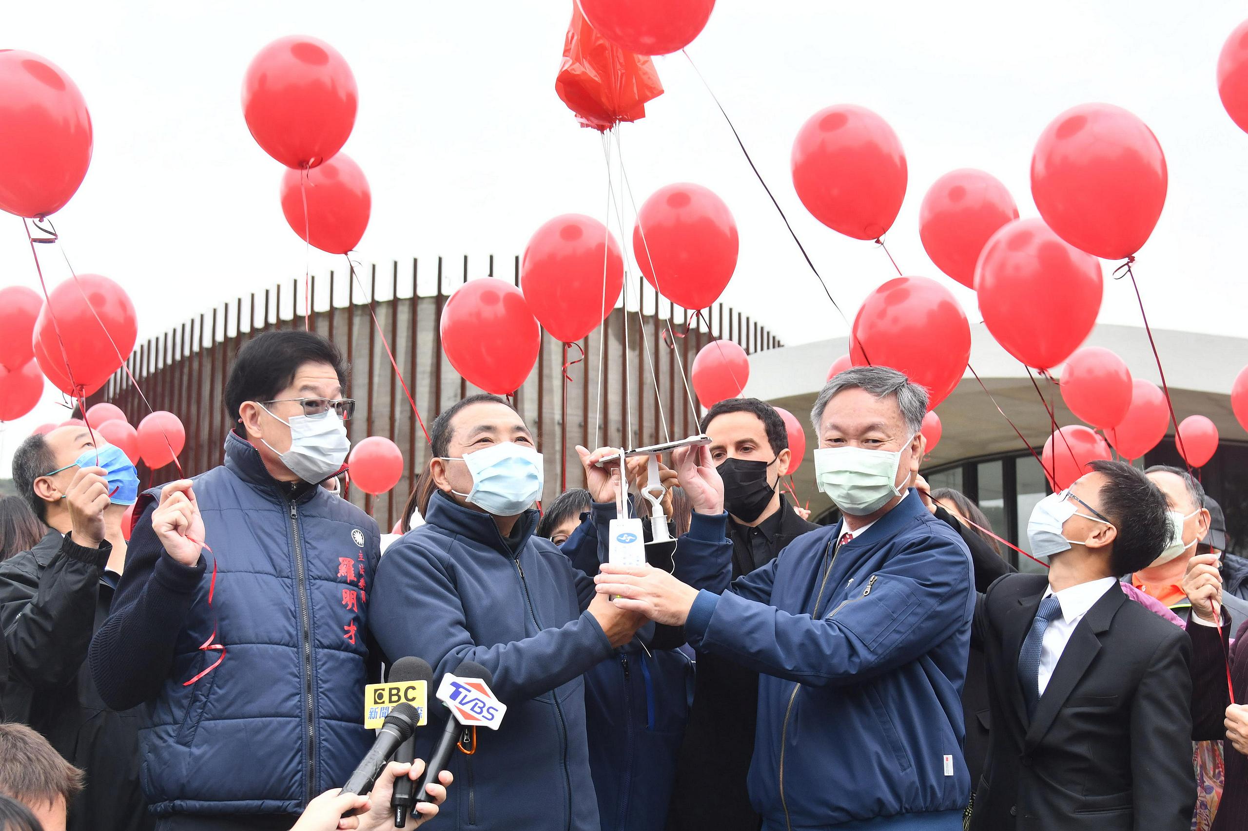 啟用典禮結束後，侯市長與貴賓一同參觀新北園區並施放高空氣象觀測中的探空氣球，以示中央地方攜手合作的氣象觀測站正式啟用