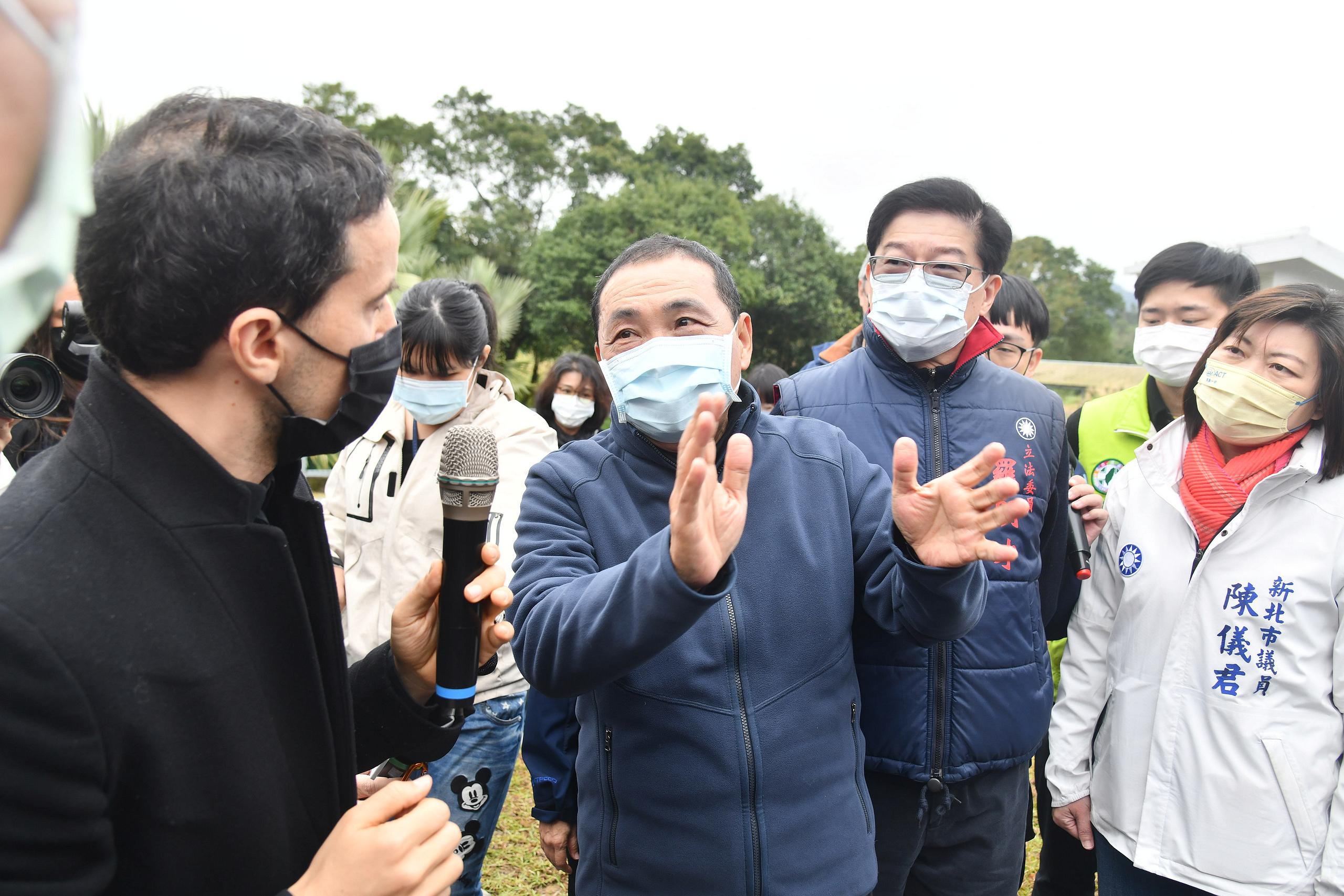 侯友宜與現場貴賓一同參觀新北園區。