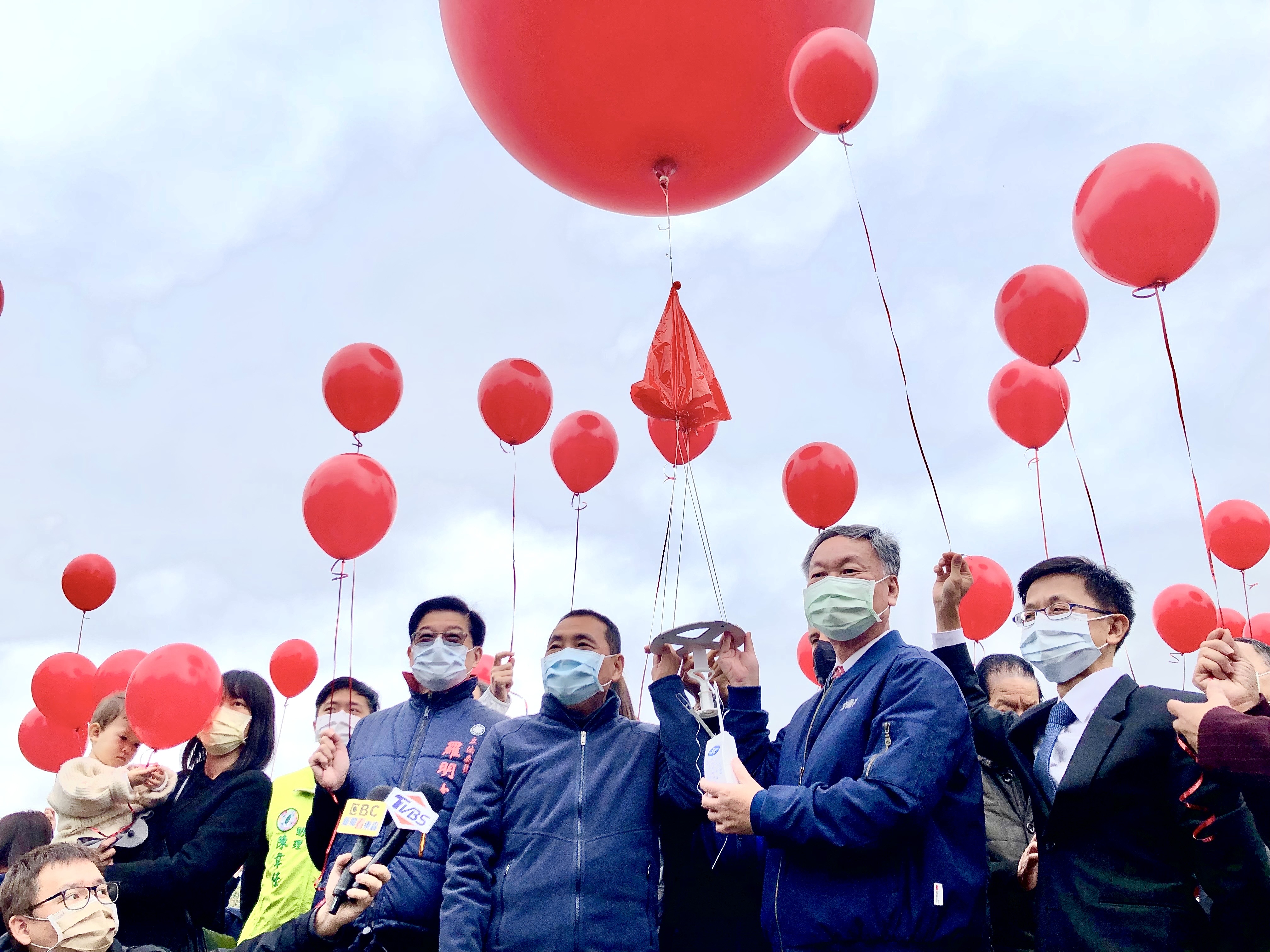 新北市長侯友宜（中）和中央氣象局長鄭明典（右二）、營建署組長王武聰（右一），立法委員羅明才（中左），在中央氣象局檢測中心啟用後，於現場施放高空氣球，觀測高空氣象。