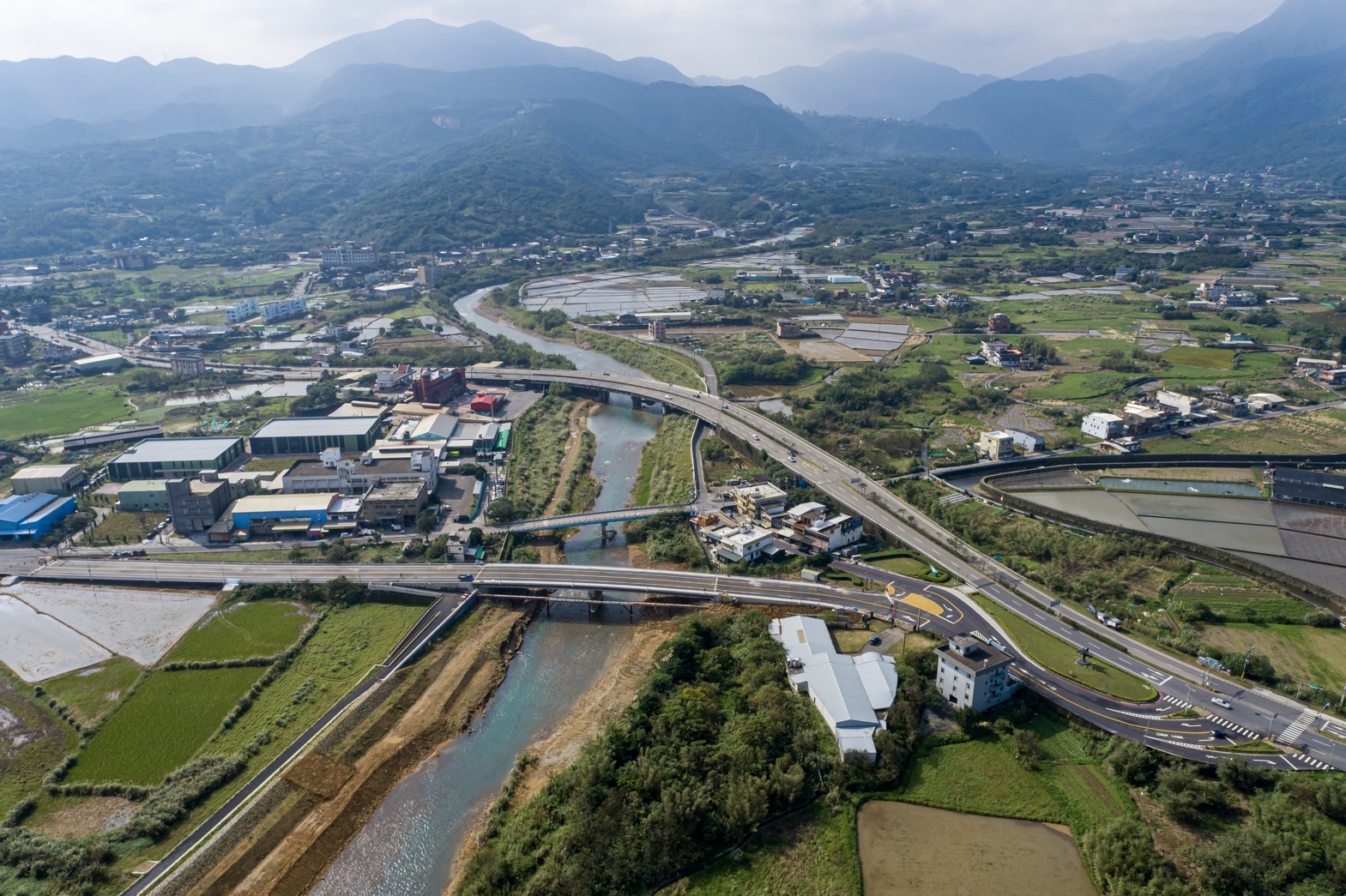 剛完工於今天啟用的金山磺溪四十號橋橋面及空拍照。