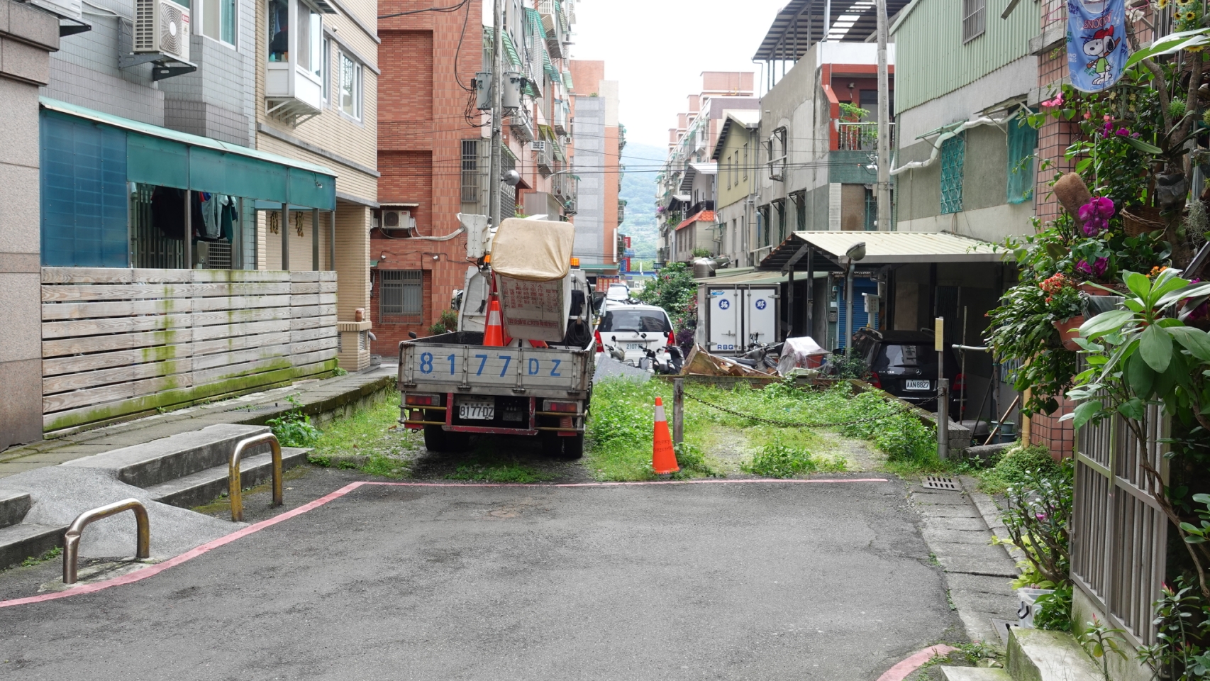淡水民權路187巷66弄口國有地，曾被民眾用花圃及矮牆阻隔停車，無法通行