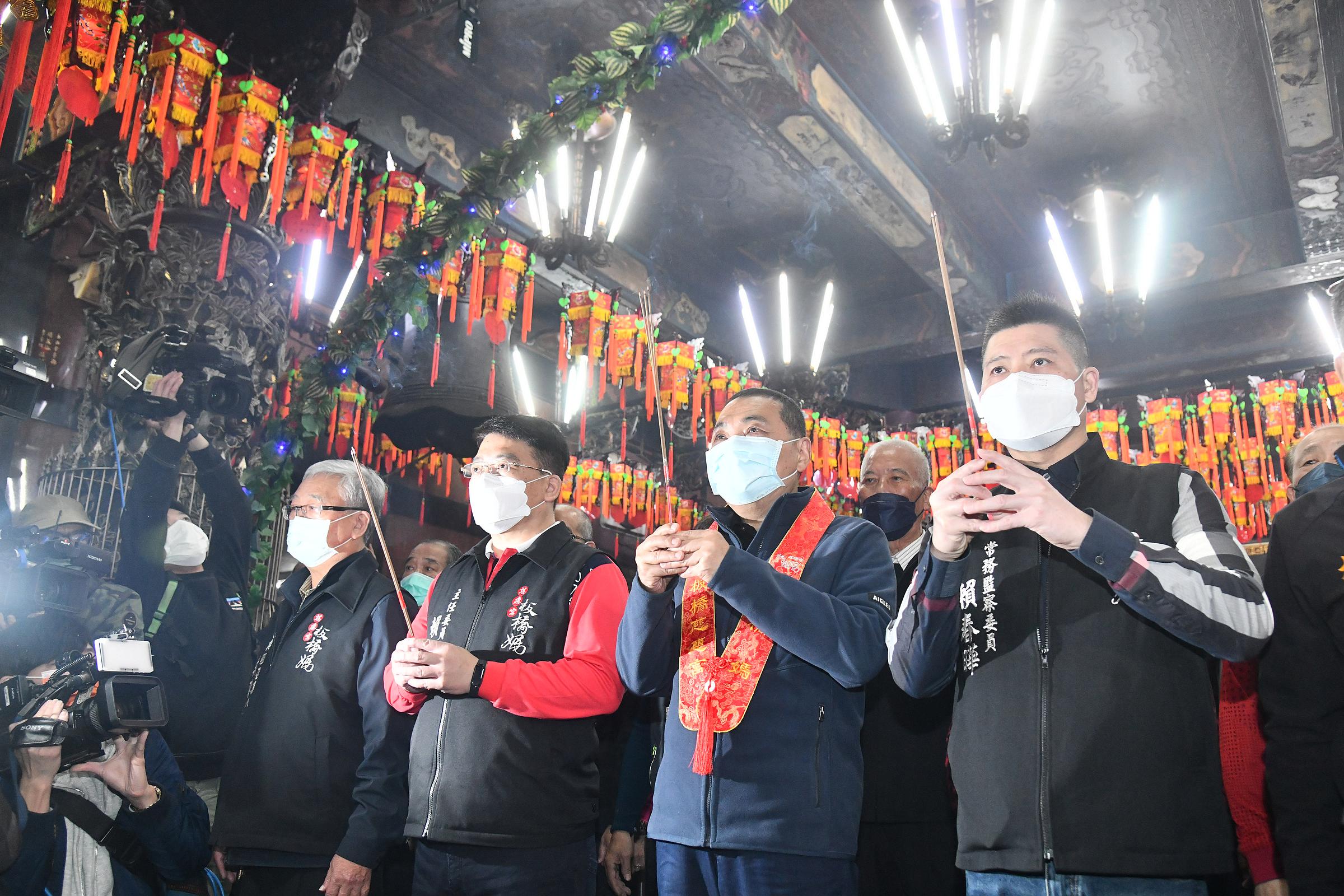 侯友宜農曆大年初一前往板橋慈惠宮及接雲寺參拜