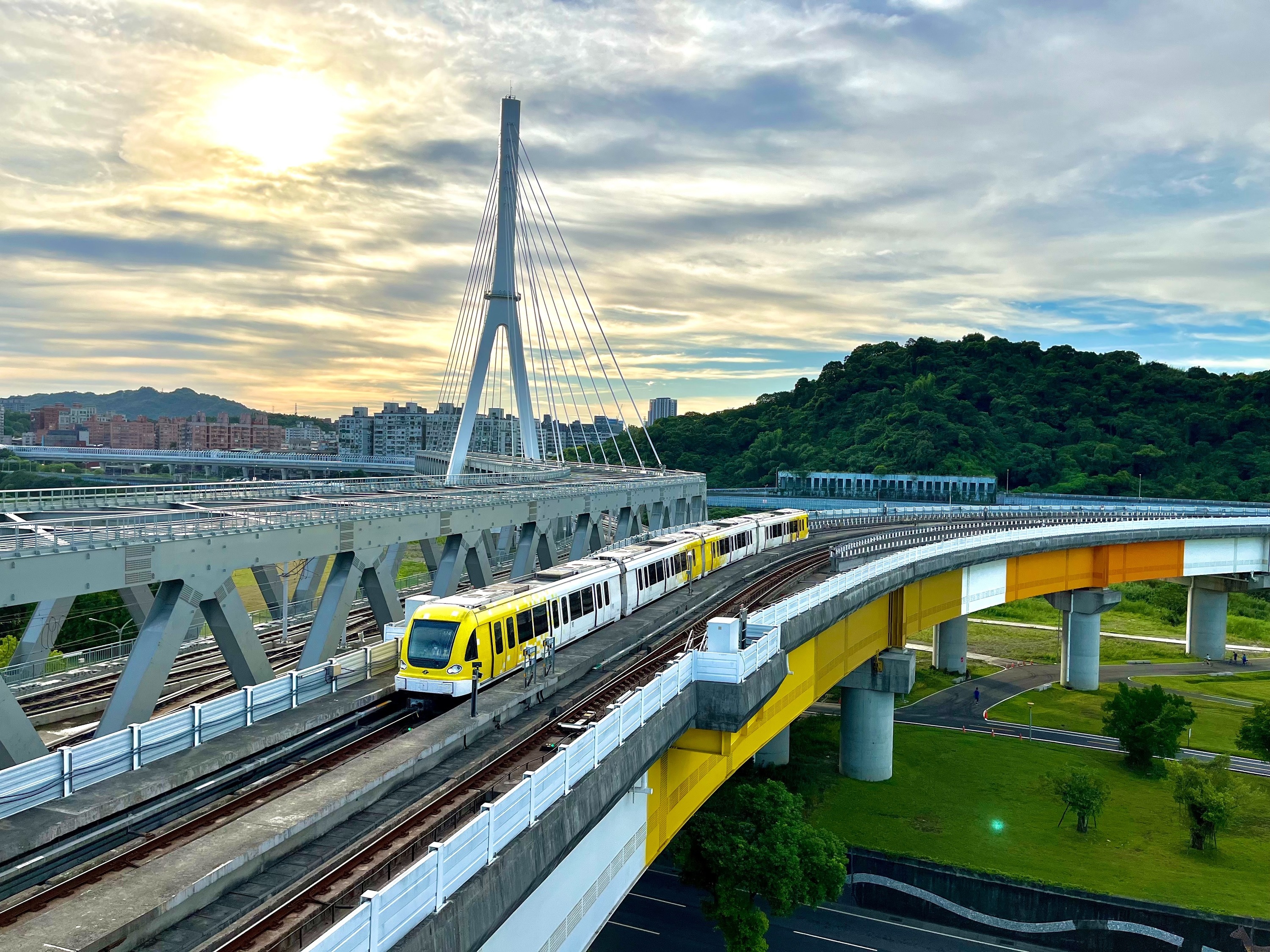 圖2_新北環狀線列車經過彩虹橋