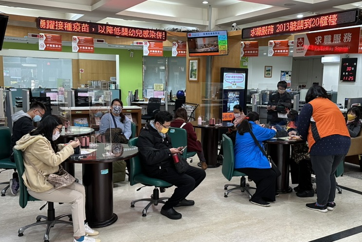 開工首日就業服務站湧進人潮