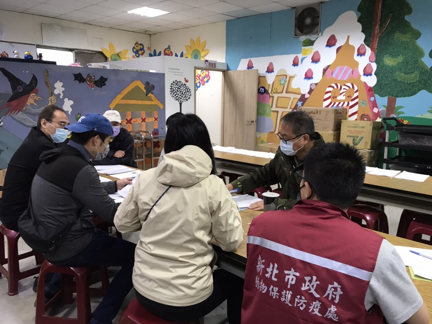 學者和業者討論現場所見
