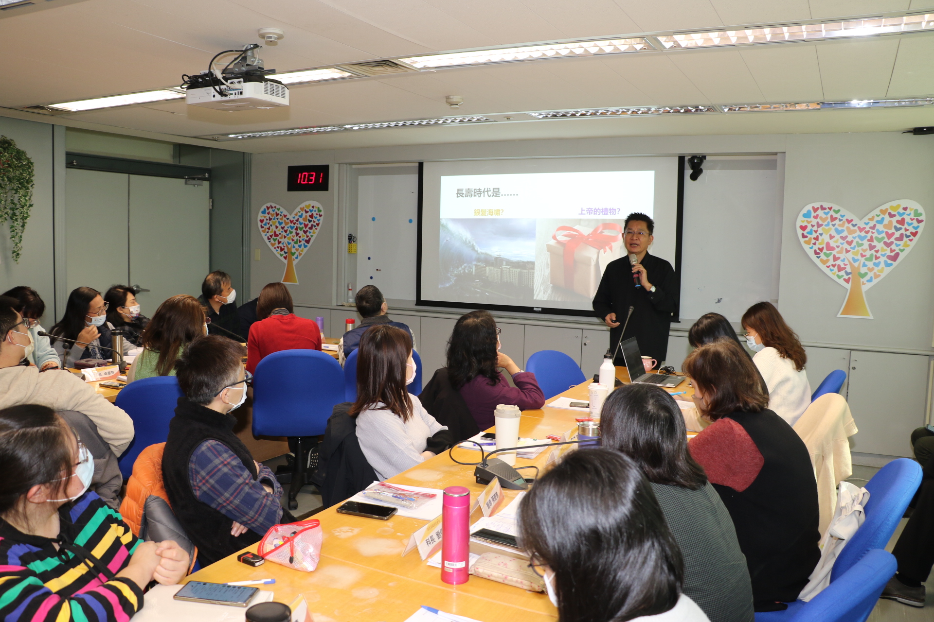 壯世代教科文協會理事長吳春城應邀在新北市社會局局務會議中演講  分享「壯世代、新浪潮」的觀念