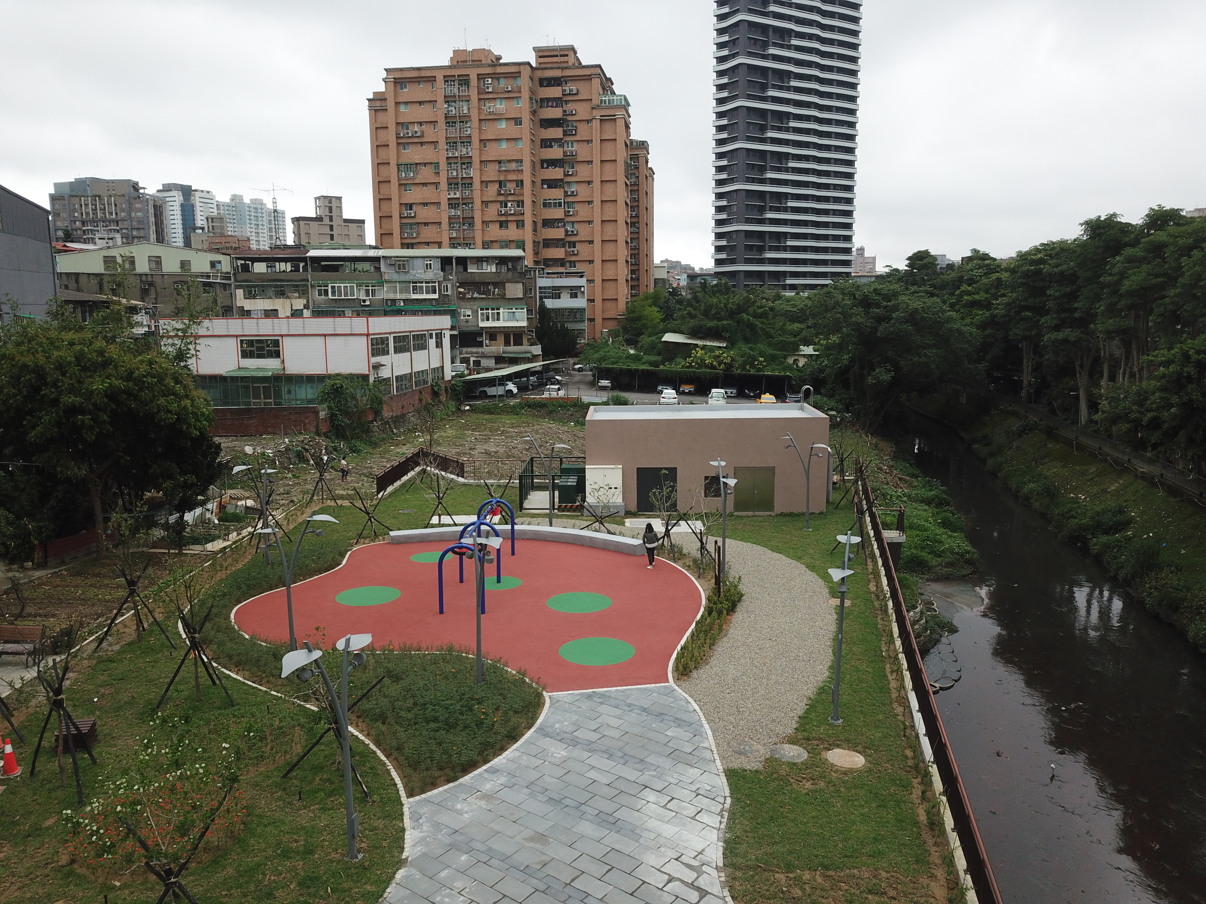 水利局利用瓦磘溝旁土地於110、111年完成中和端「生態園區」及「礫間處理廠」闢建