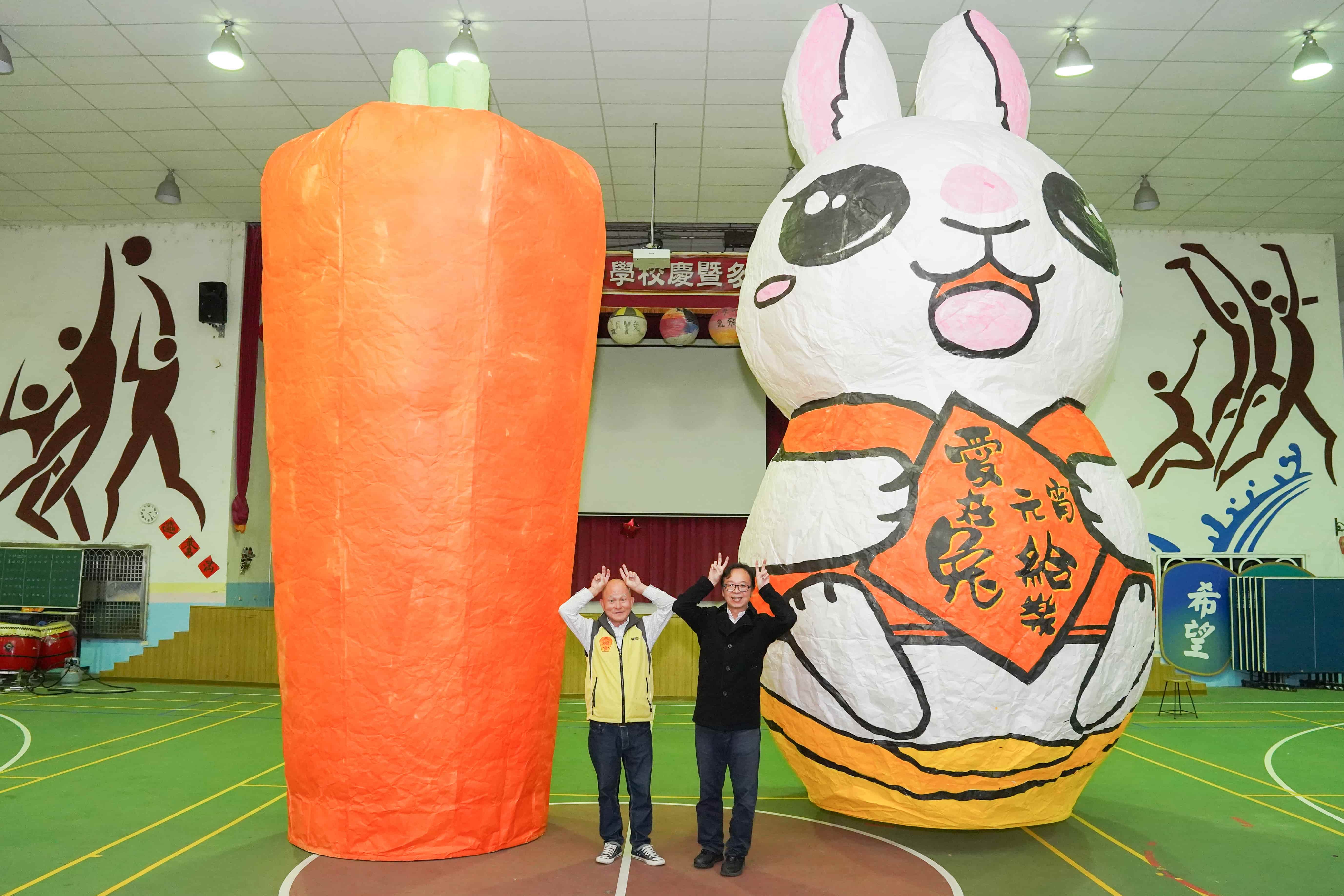 新北觀旅局長楊宗珉與天燈大師胡民樹老師共同揭開「好運萌兔」與「好彩頭」造型主燈