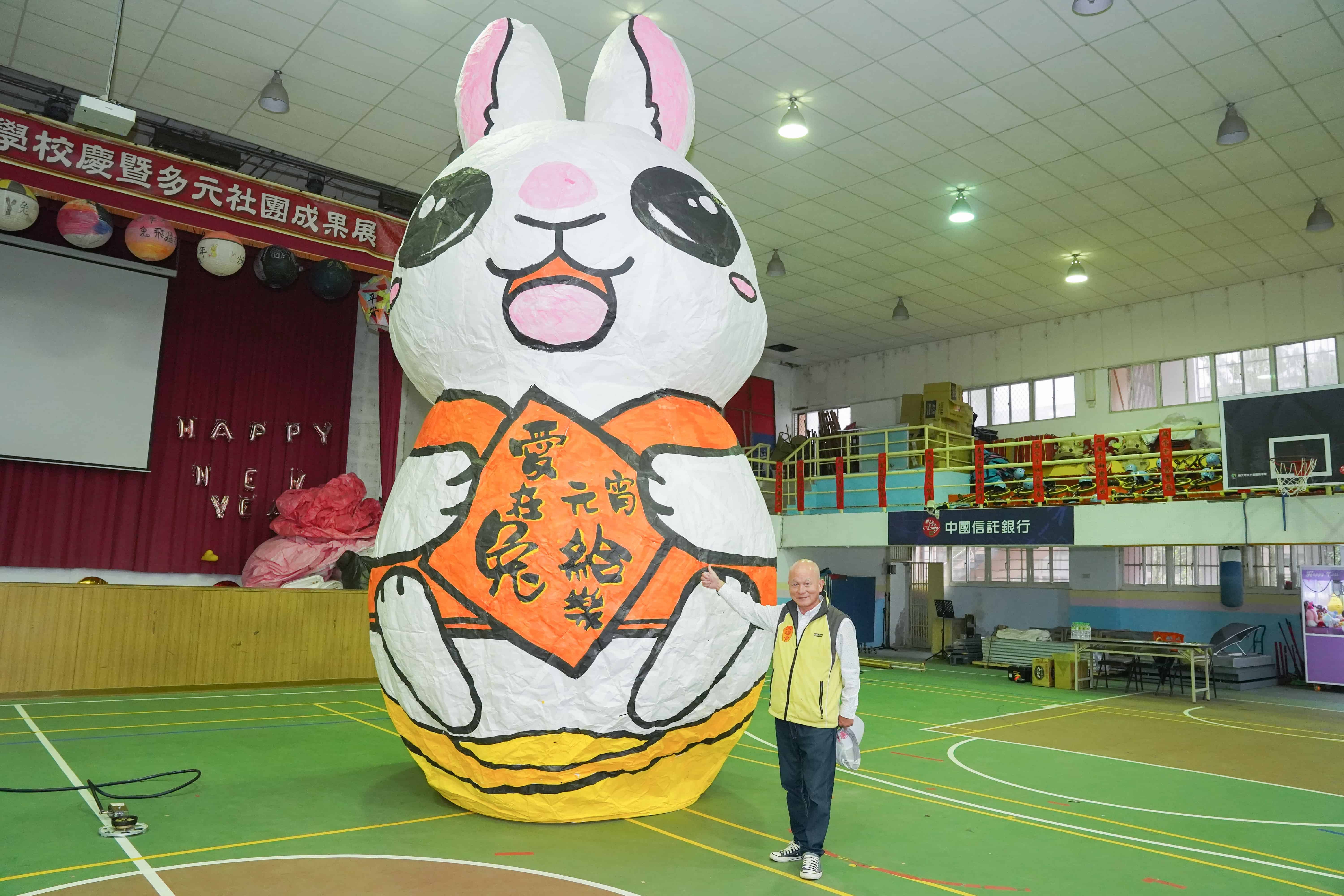 「好運萌兔」造型主燈身穿新春喜慶背心，手持春聯，象徵大吉大利