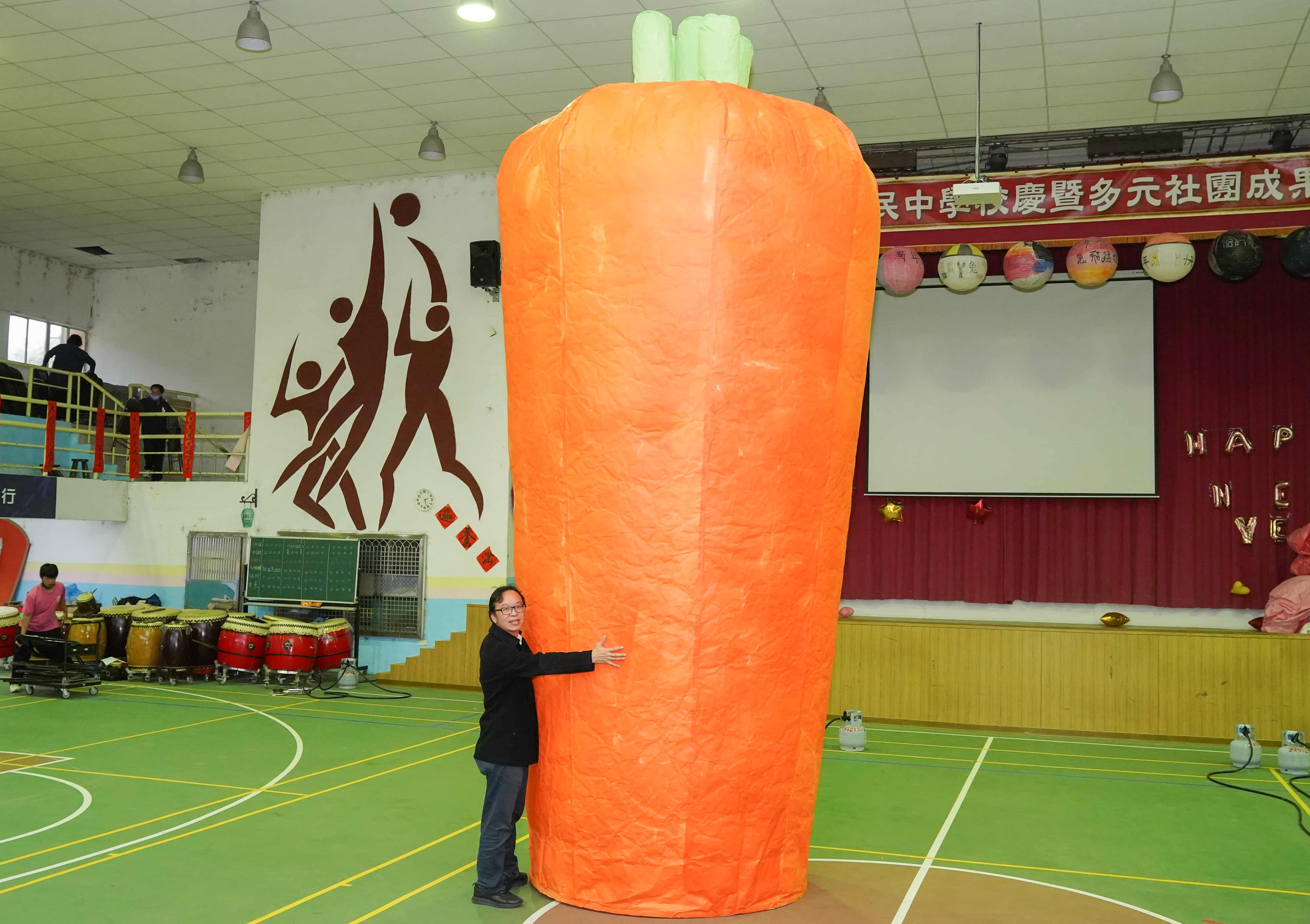 「好彩頭」造型主燈，以紅蘿蔔為設計概念，象徵好彩頭福運到