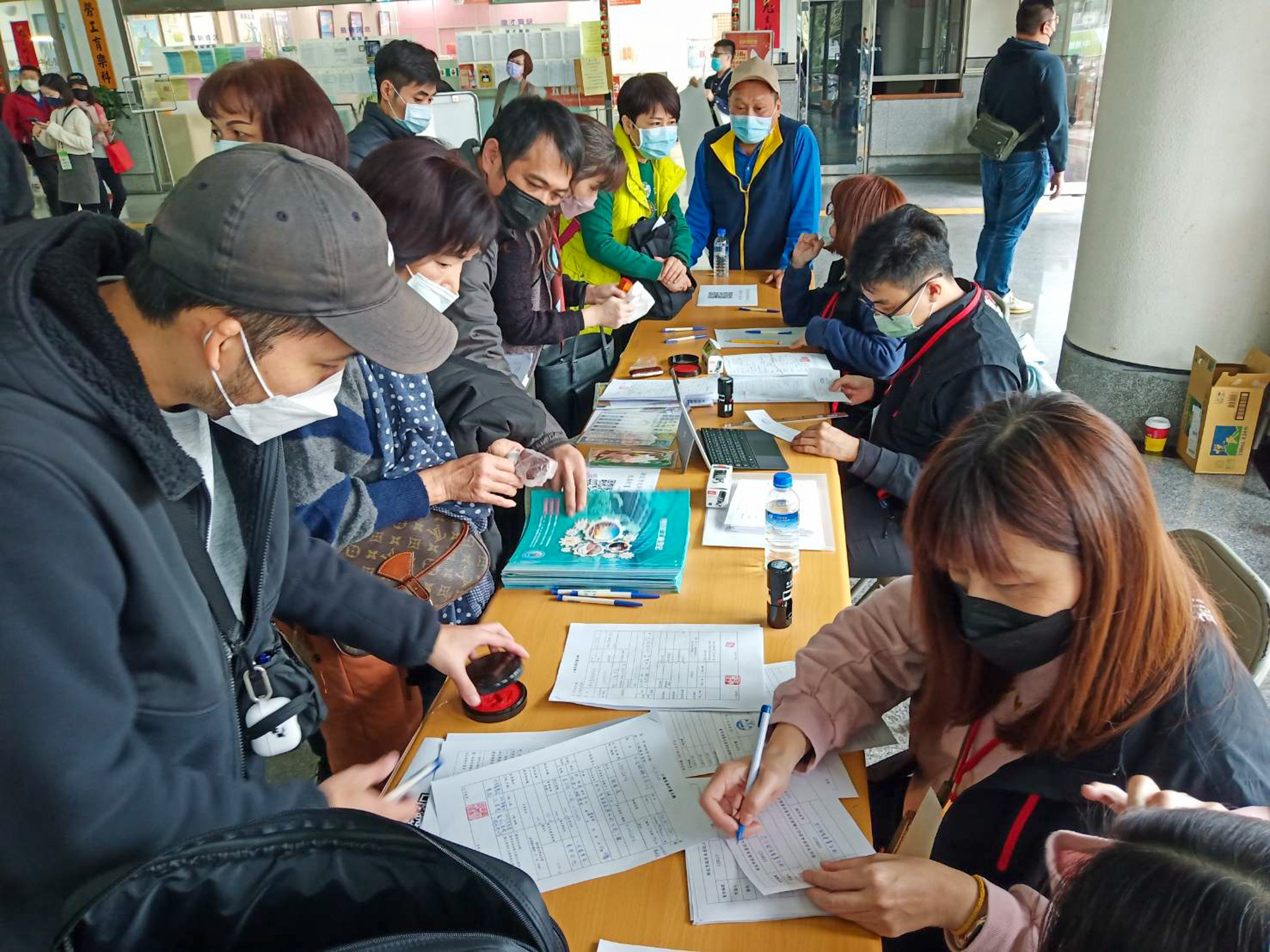 經發局與蘆洲、樹林、汐止、五股、淡水等5區區公所合作，增設「行動服務櫃檯」，提供諮詢協助。