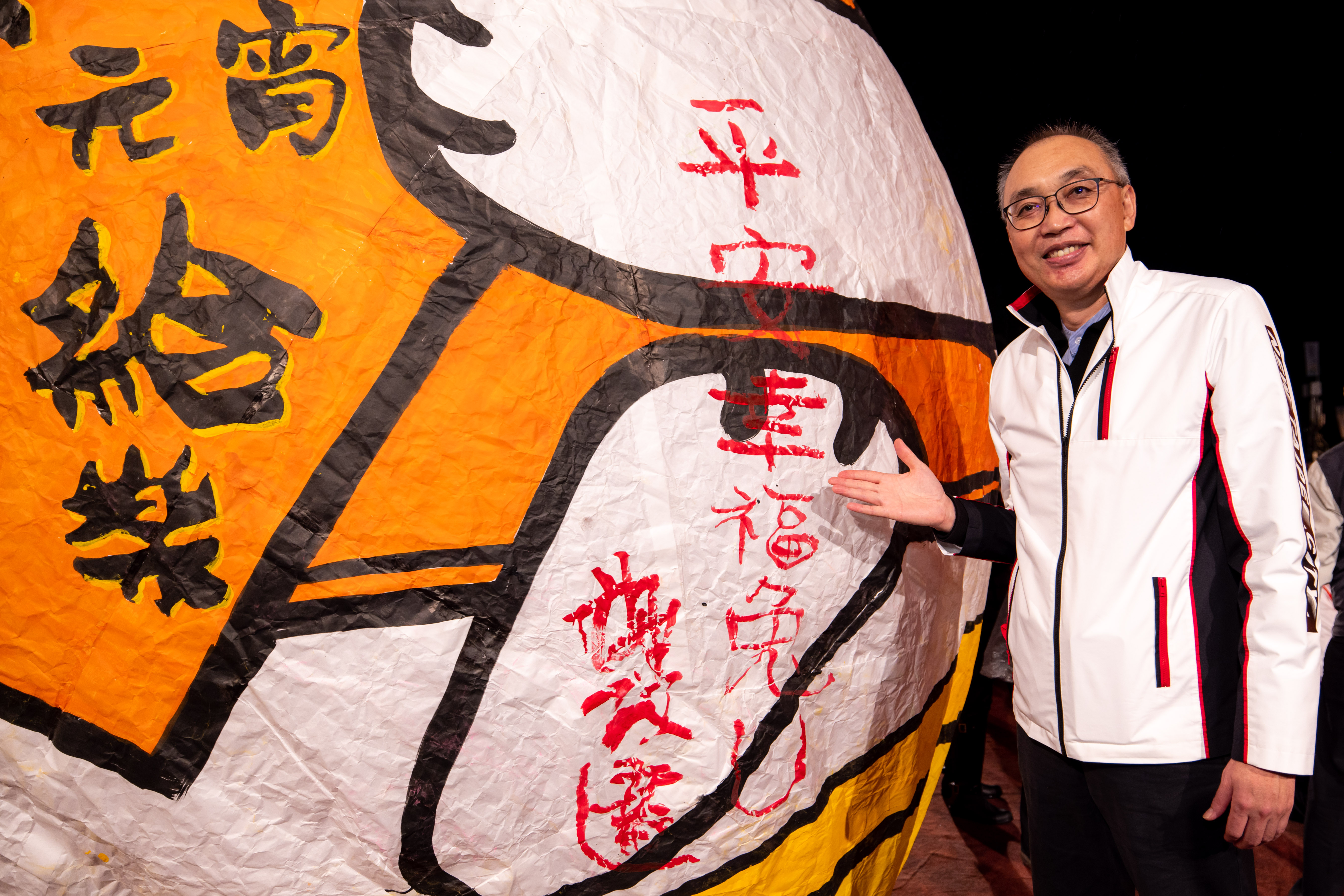 新北市謝政達副市長爲「2023新北市平溪天燈節」好運萌兔主燈題字
