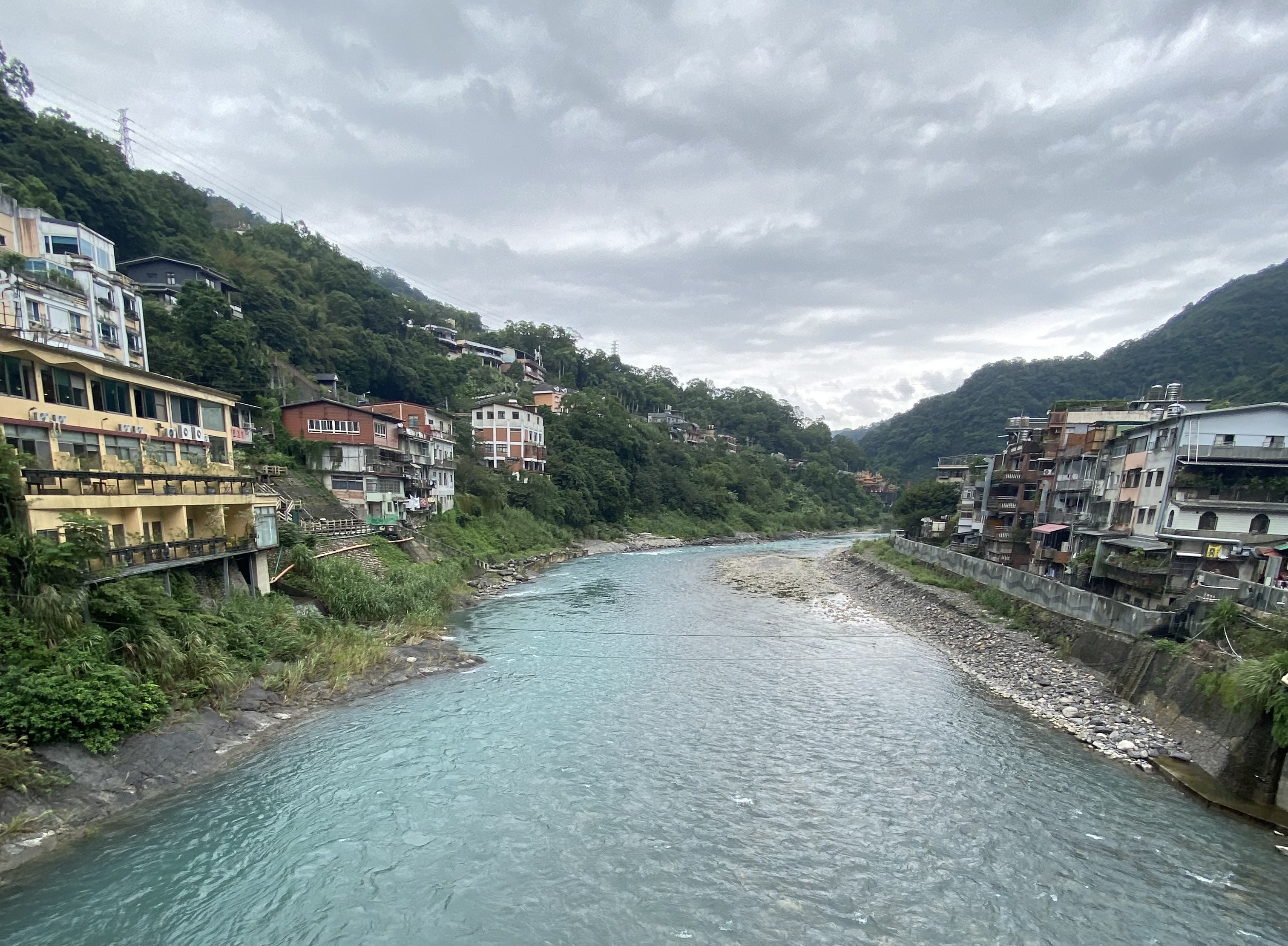 烏來南勢溪覽勝大橋上游至觀光大橋段河床邊為已公告之溫泉露頭區