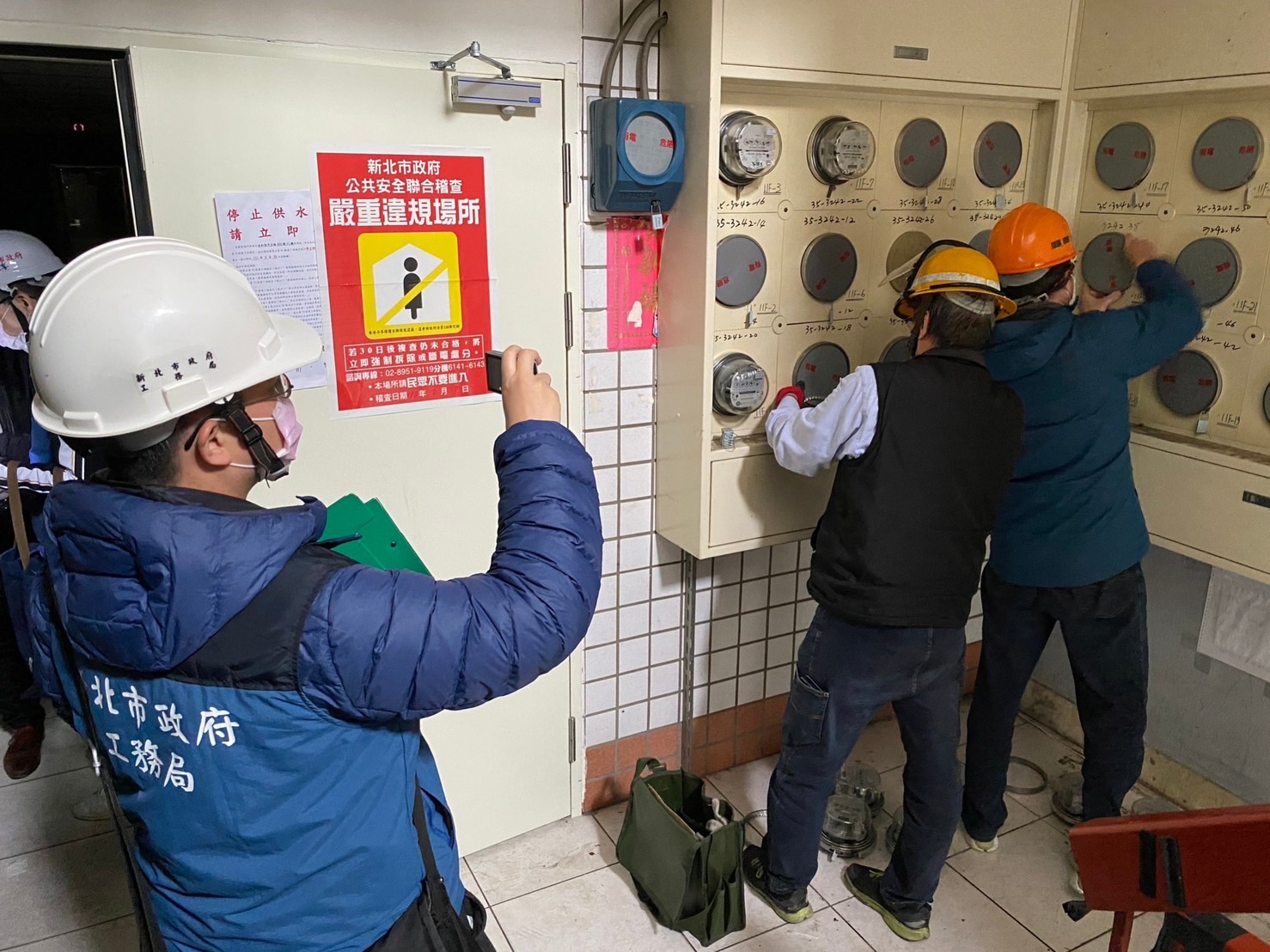工務局自8日起連續針對板橋及永和兩處重複違規使用惡行重大的多間套房，強制執行斷電處分，以維護公共安全。