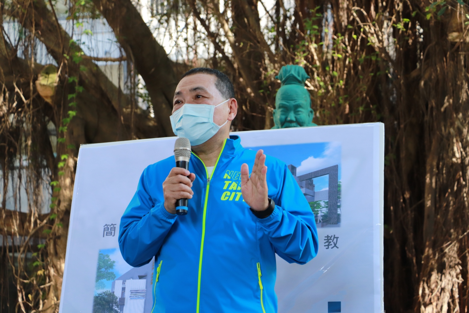 新北市長侯友宜今(13)日在開學首日特別前往視察第二期校舍完成後，師生使用新校舍的情形，期許校舍全數完工後，能提供孩童更好的學習環境。