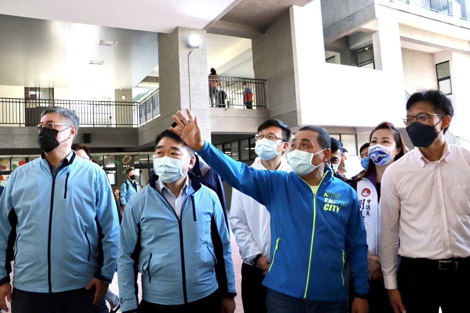 新北市長侯友宜（右2）、工務局副局長馮兆麟（左2）及新工處長王益翔（左1）視察校舍改建情形，未來將加速啟動舊校舍拆除及操場闢建工程，預計今年10月完成。