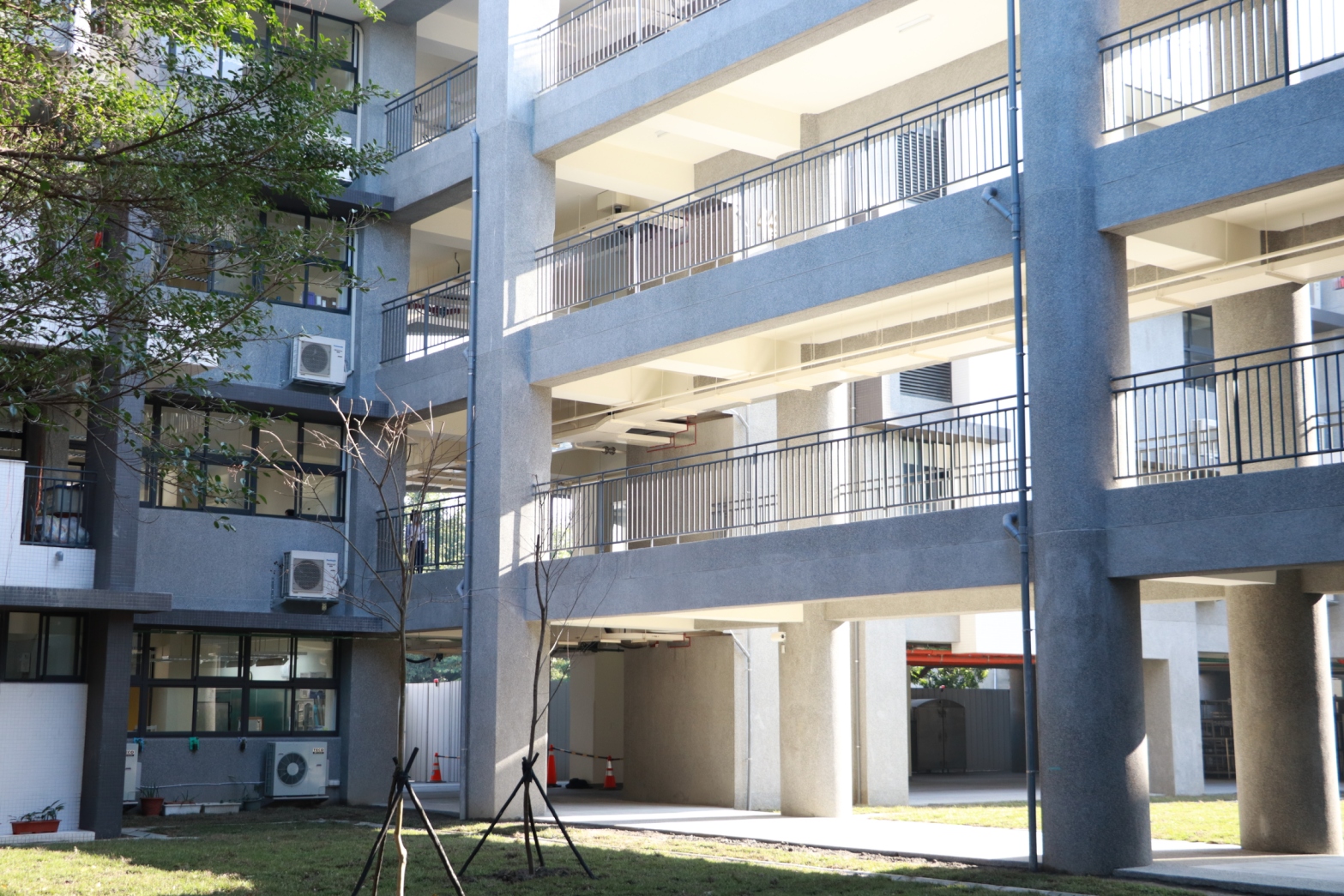 板橋中山國小校舍改建工程，第一期完工後新生於今天開學日正式啟用新校舍。