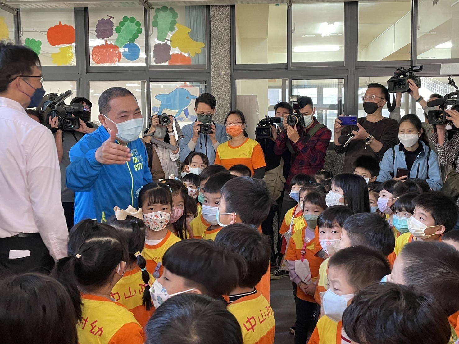 板橋中山國小幼兒班的小朋友們，熱情迎接侯友宜市長的到來。