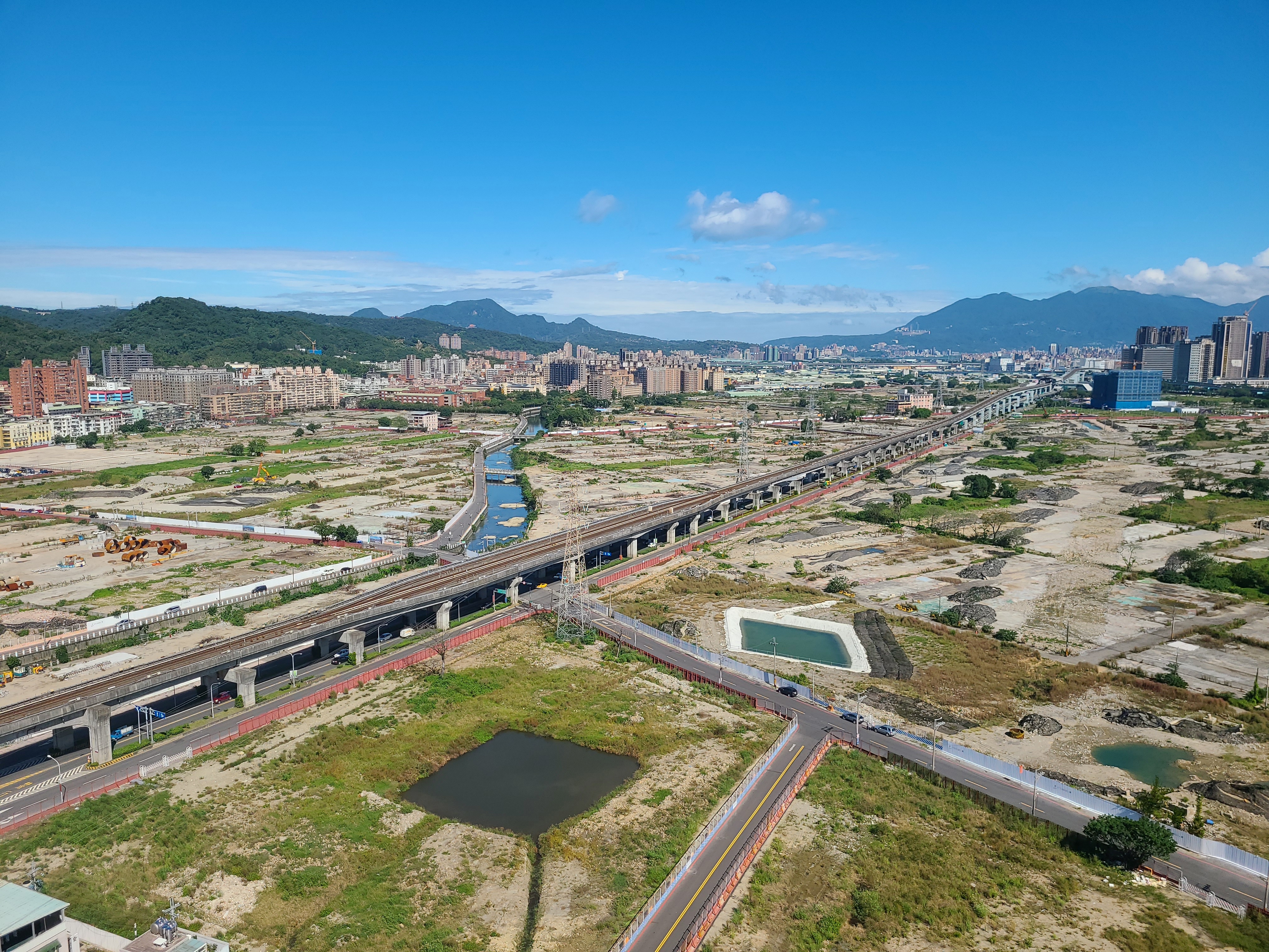 塭仔圳重劃工程持續推進，今年底將有公園、道路陸續完工。新北市地政局提供